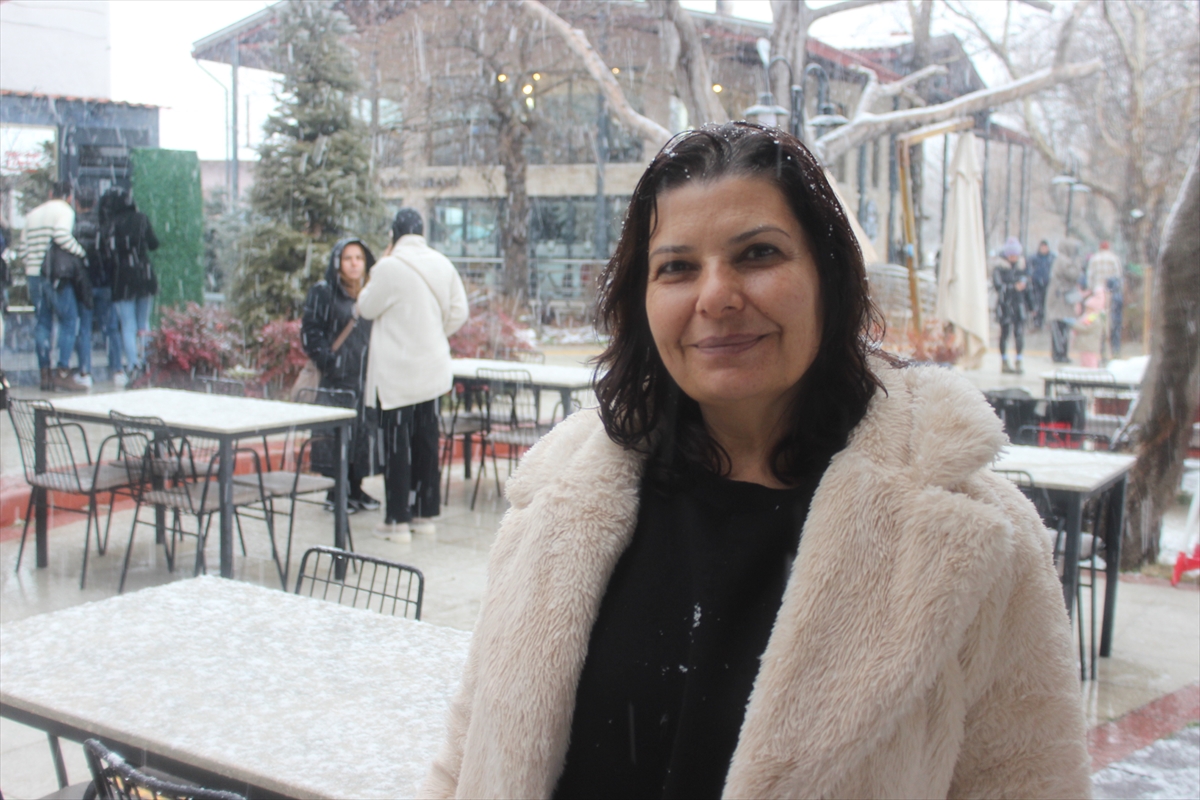 İzmir'in turizm merkezleri Bozdağ ve Gölcük beyaza büründü