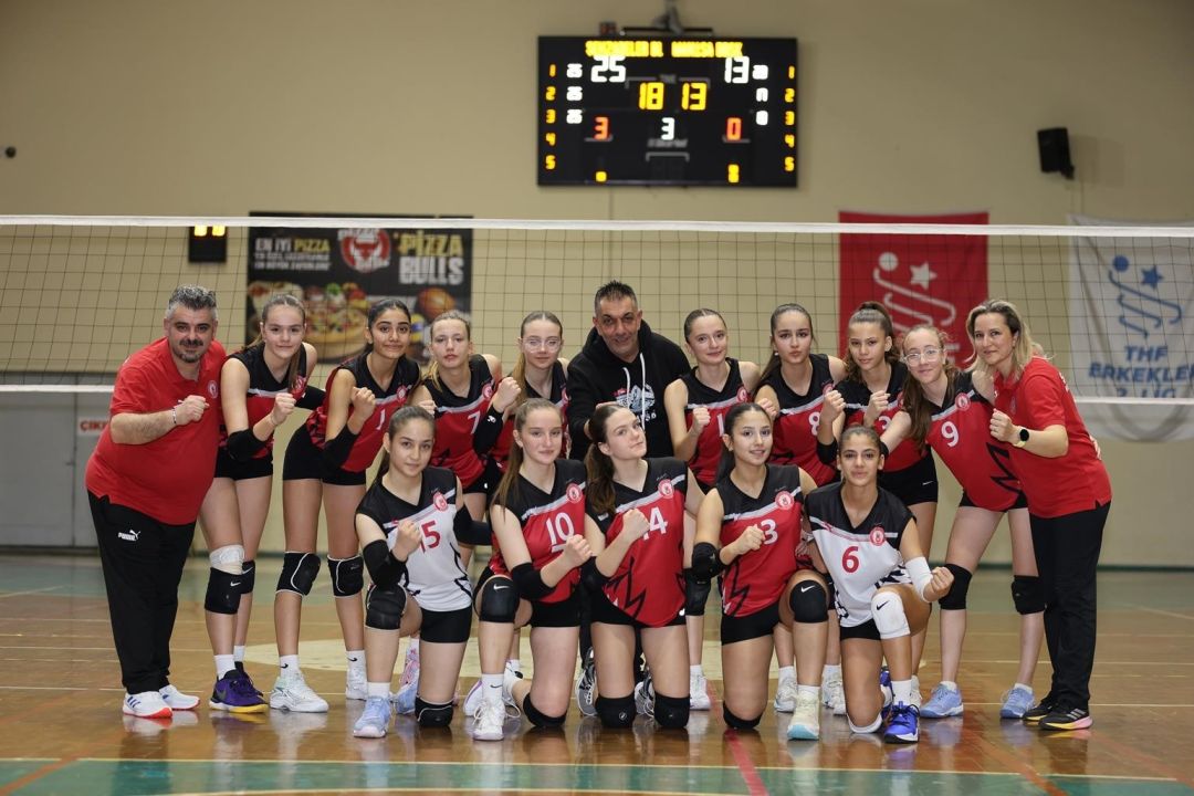 Manisa'da Küçük Kızlar Voleybol Takımı final grubuna yükseldi