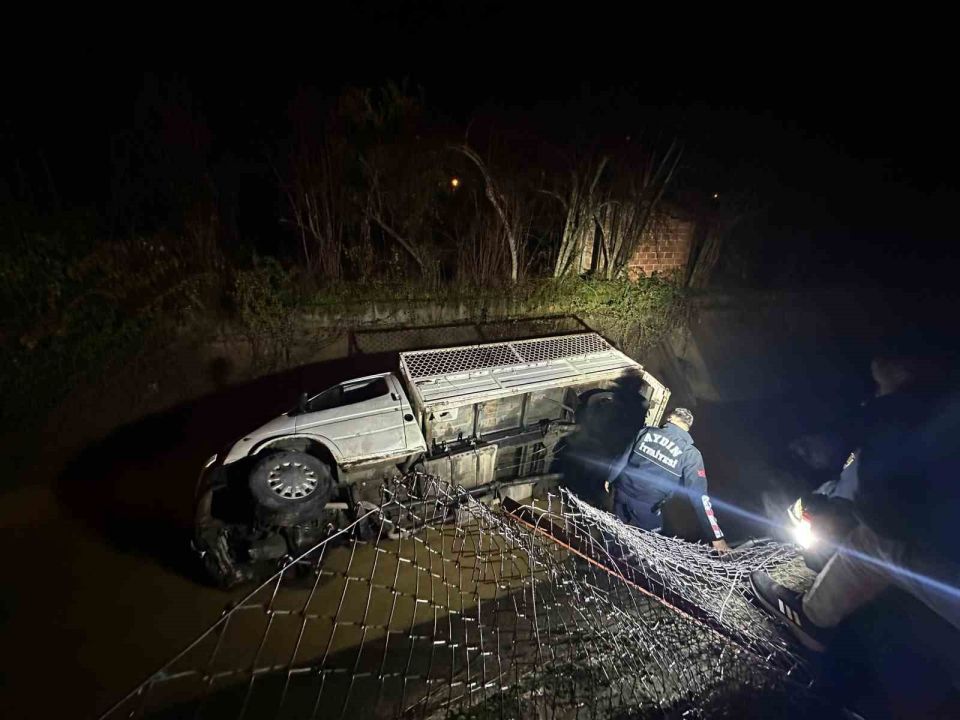 Kamyonet kanala uçtu, sürücü kayıplara karıştı!