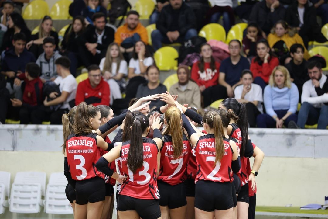 Manisa'da Küçük Kızlar Voleybol Takımı final grubuna yükseldi