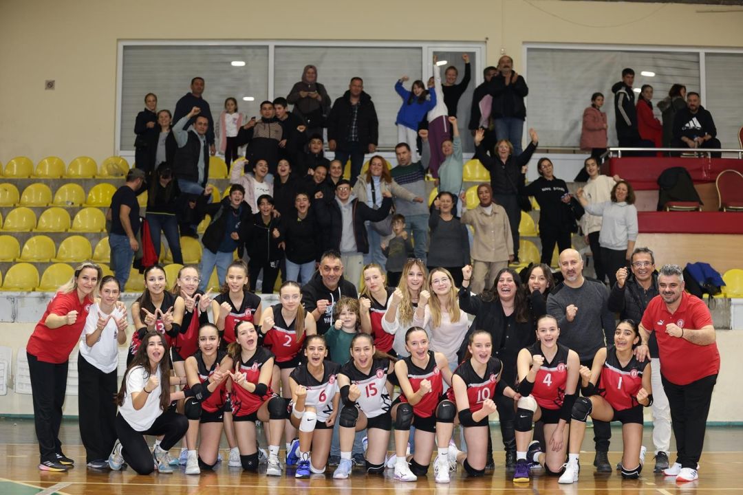 Manisa'da Küçük Kızlar Voleybol Takımı final grubuna yükseldi