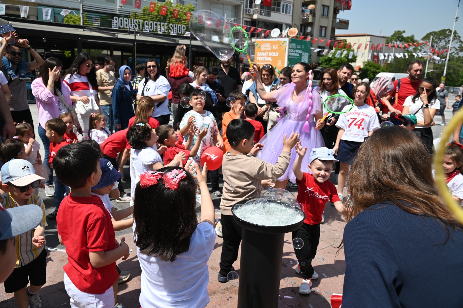 Manisa'da 23 Nisan Coşkusu