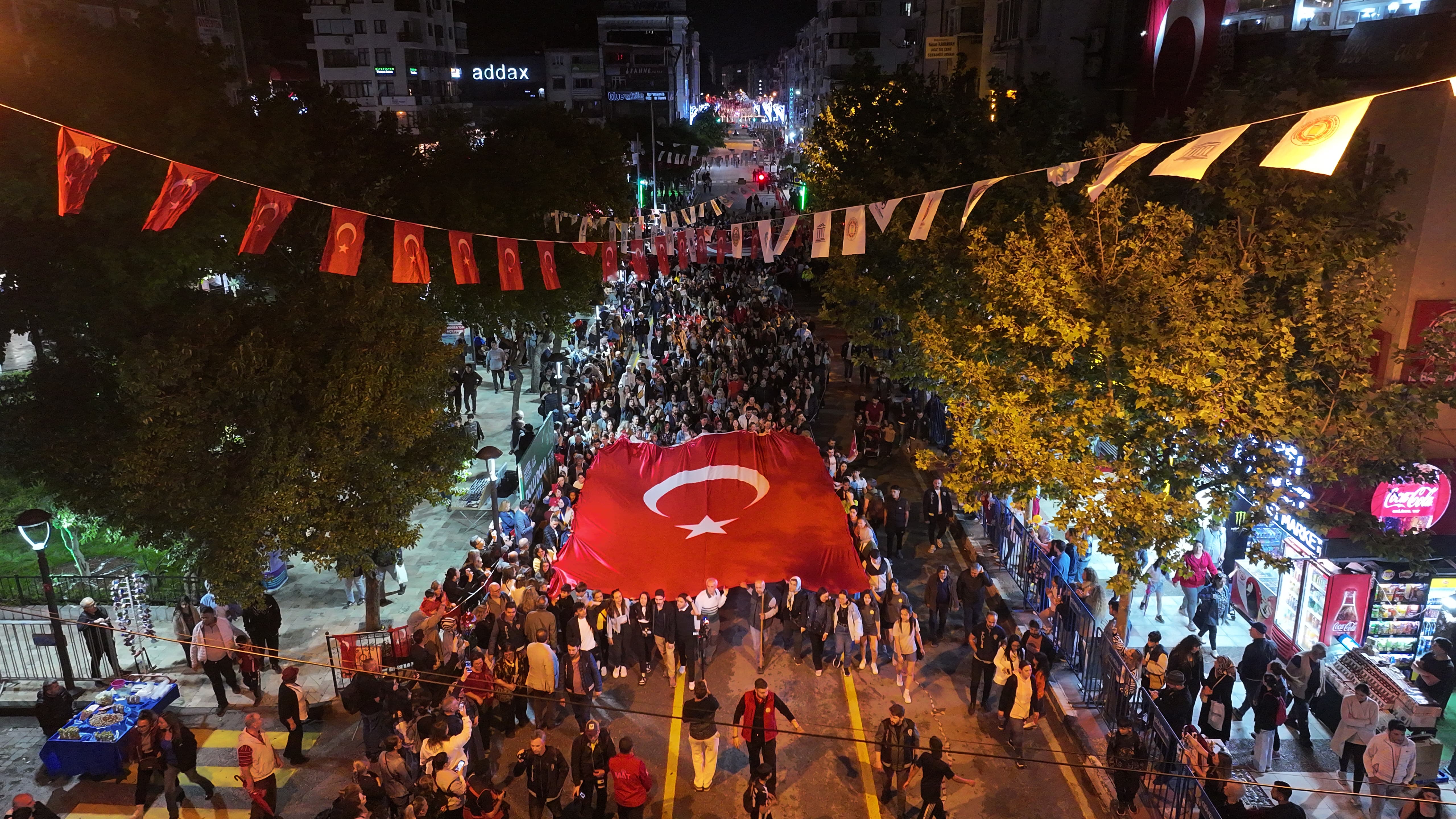 Binlerce Manisalı Festival kortejinde buluştu