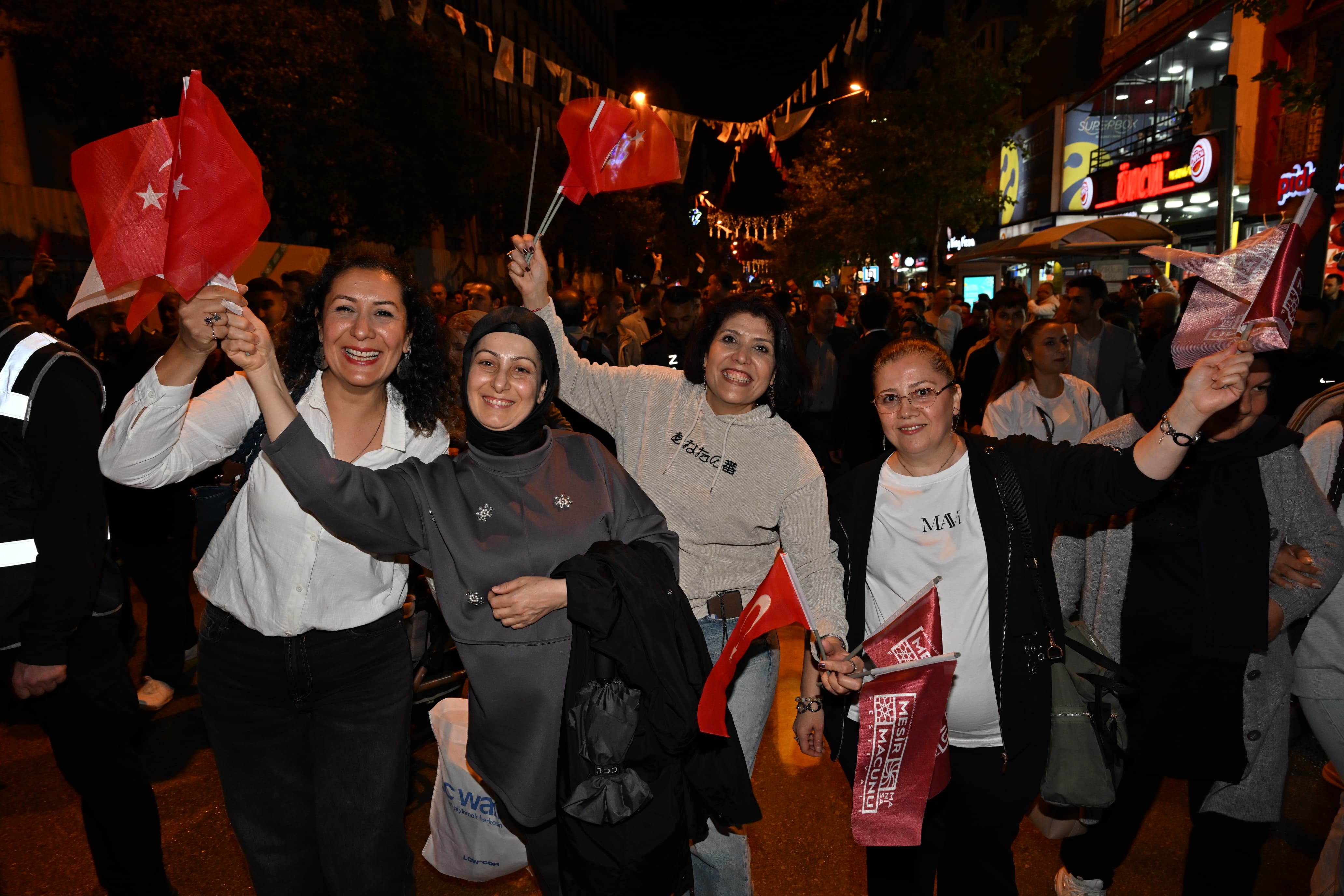 Binlerce Manisalı Festival kortejinde buluştu