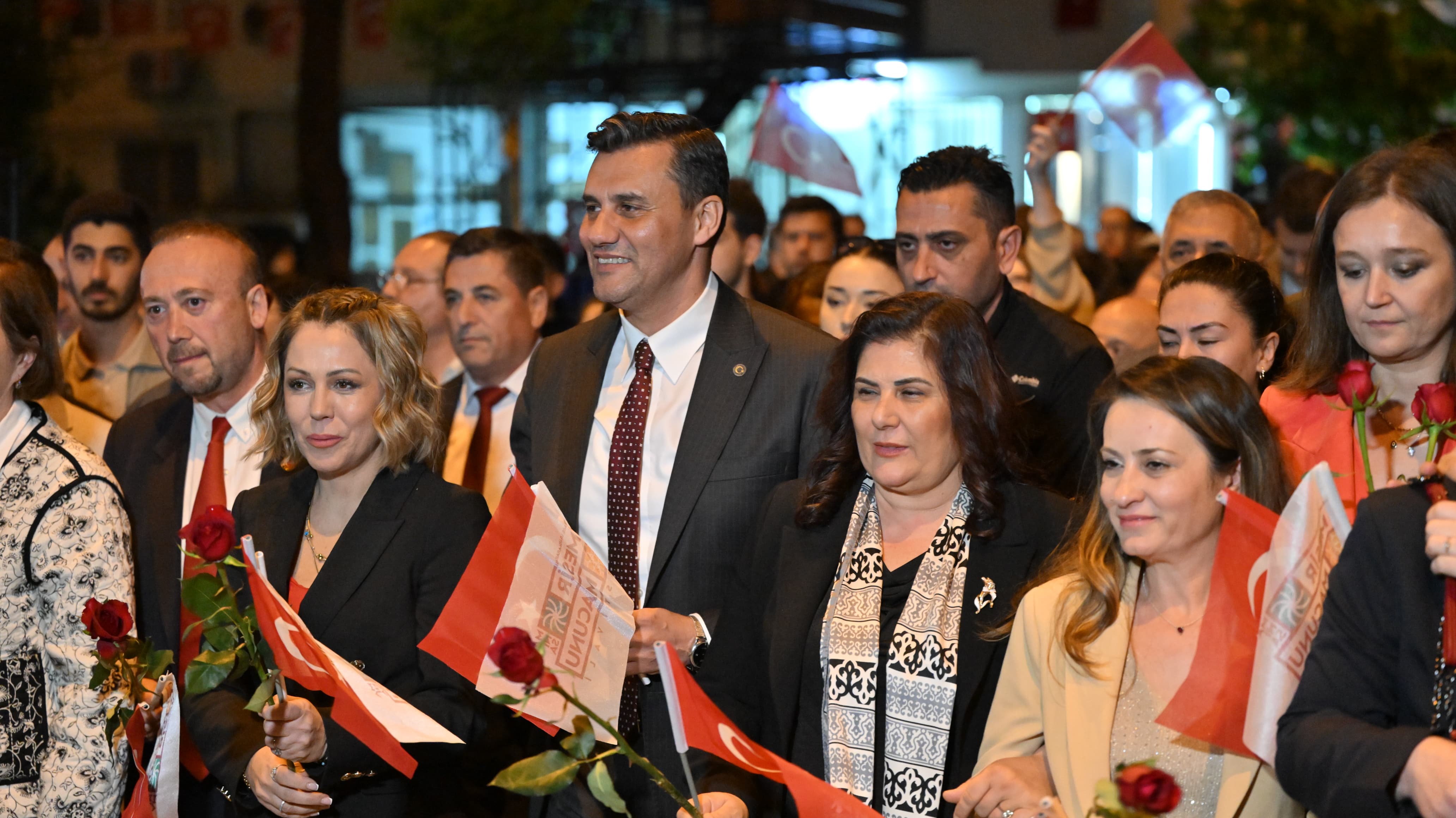 Binlerce Manisalı Festival kortejinde buluştu