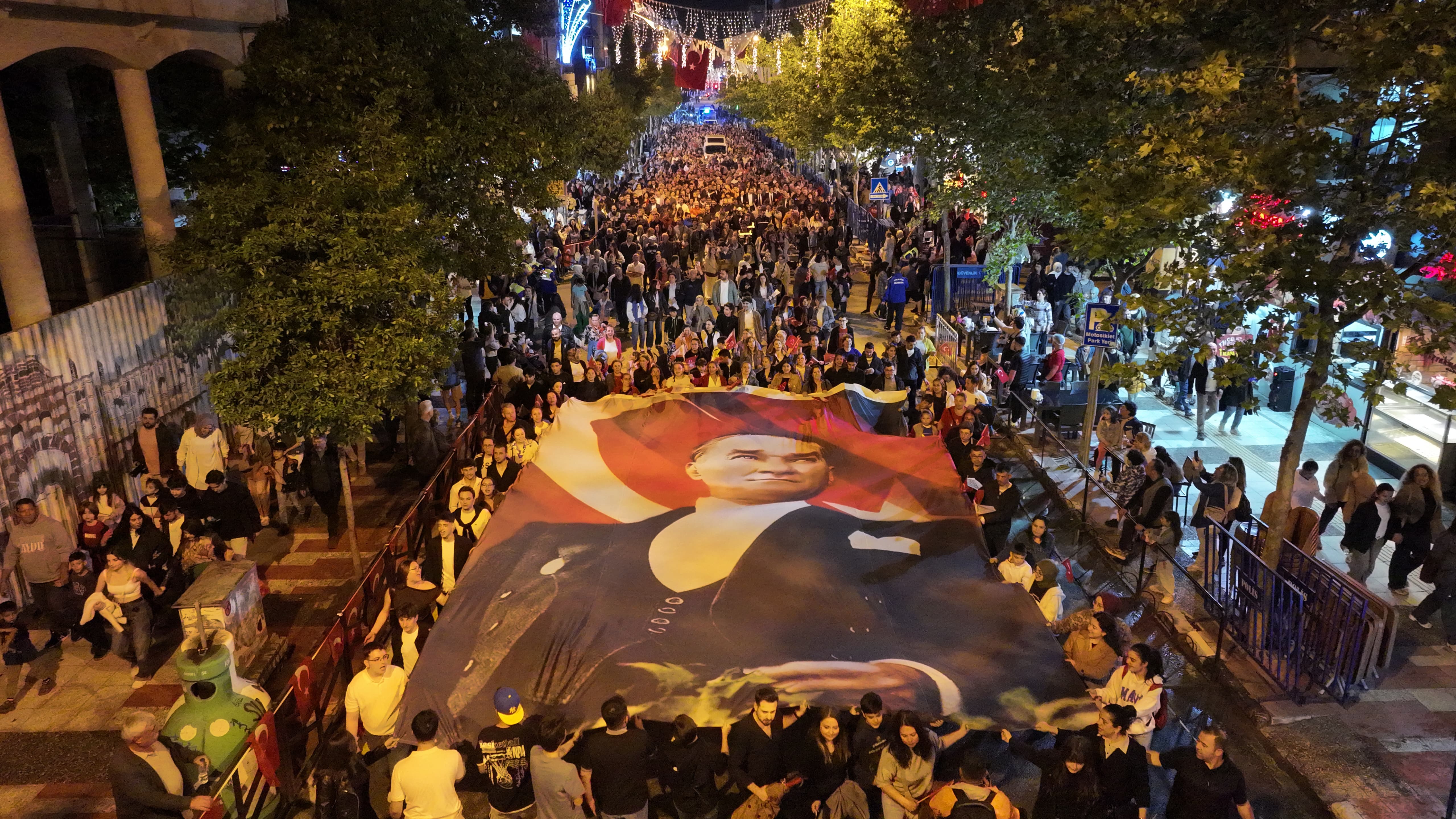 Binlerce Manisalı Festival kortejinde buluştu