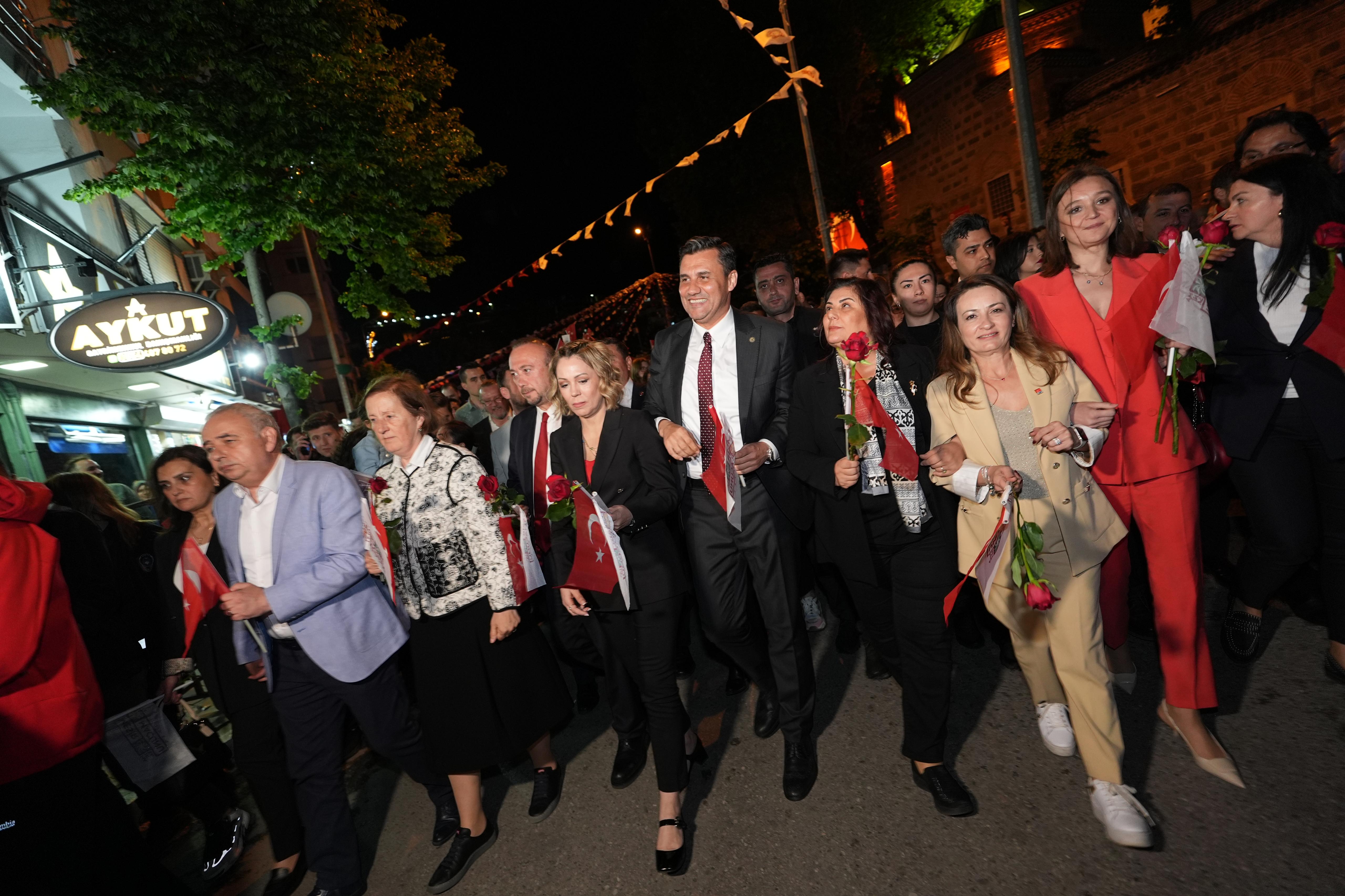 Binlerce Manisalı Festival kortejinde buluştu