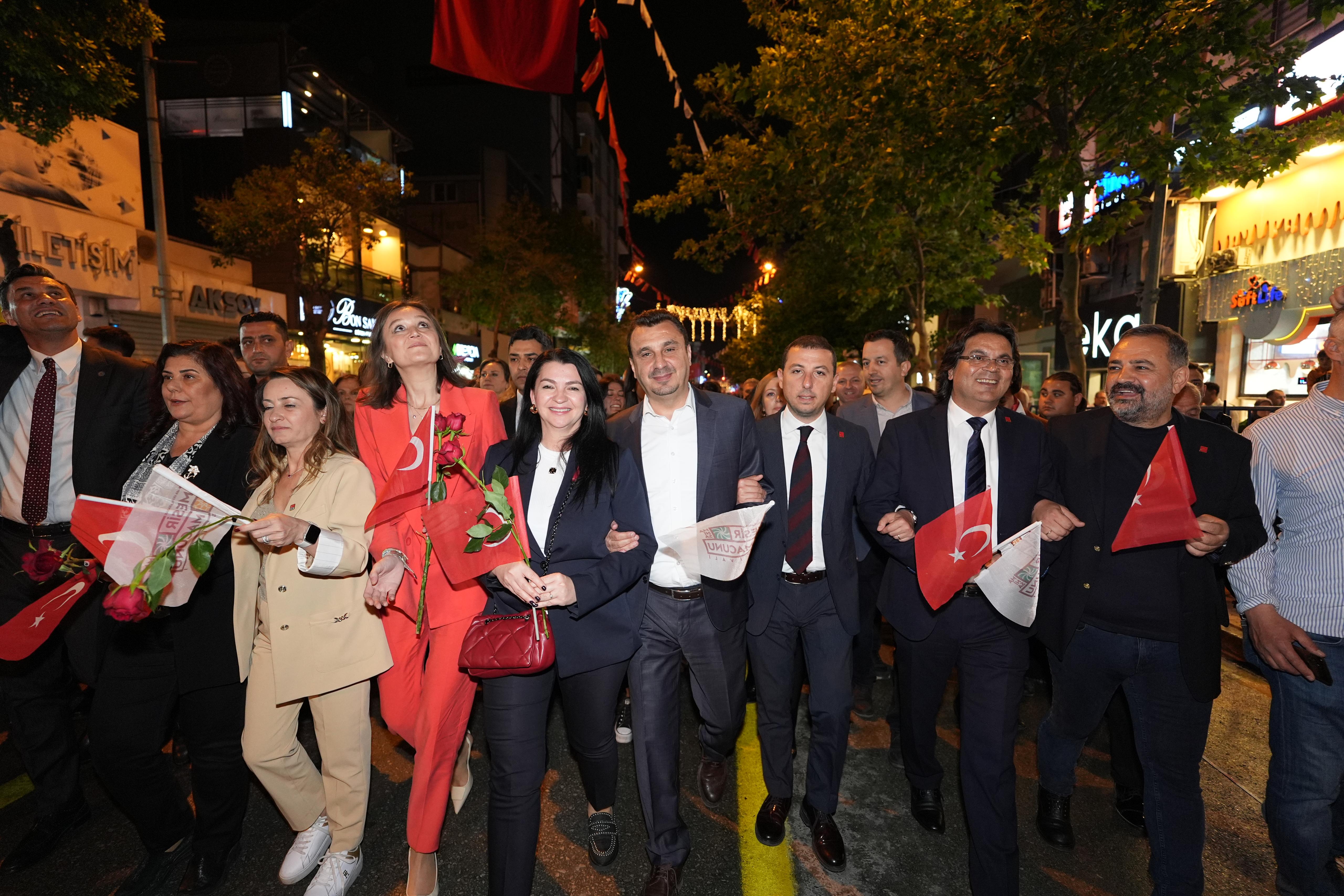 Binlerce Manisalı Festival kortejinde buluştu