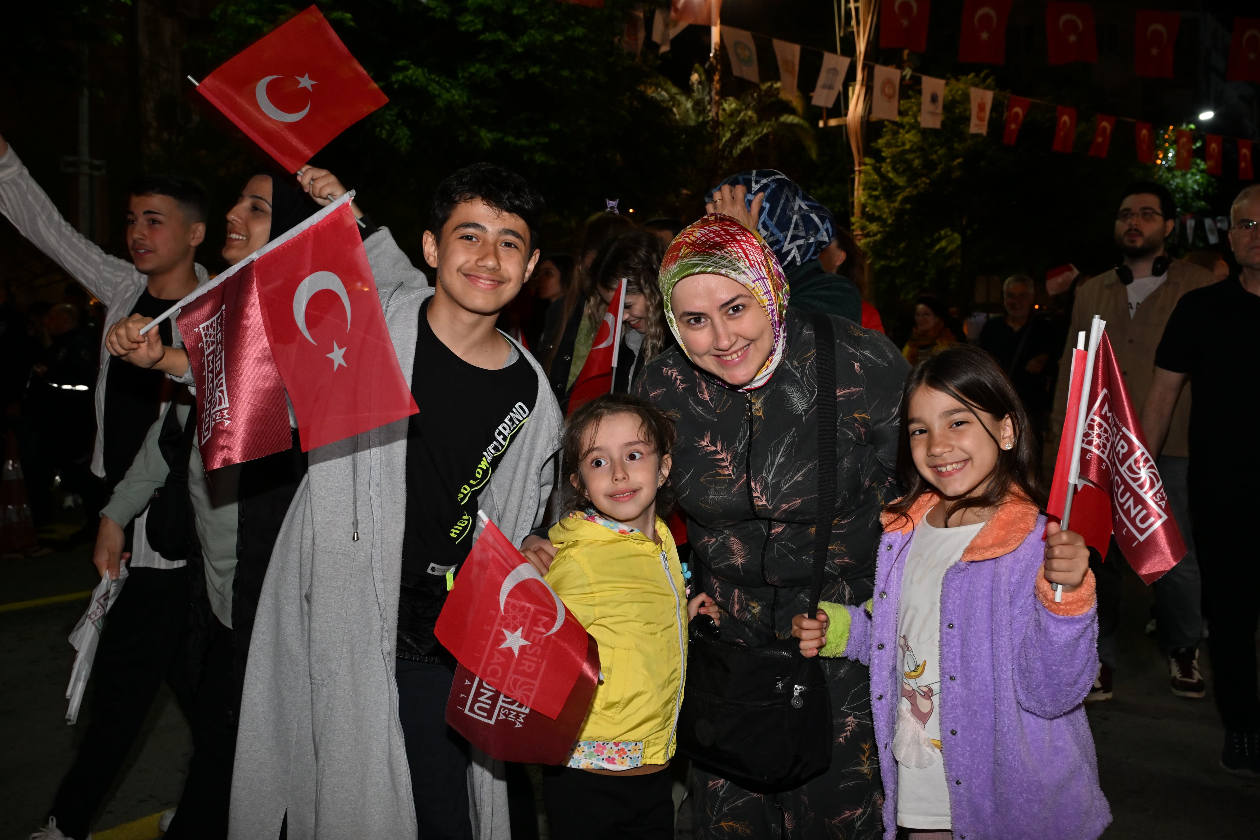 Binlerce Manisalı Festival kortejinde buluştu