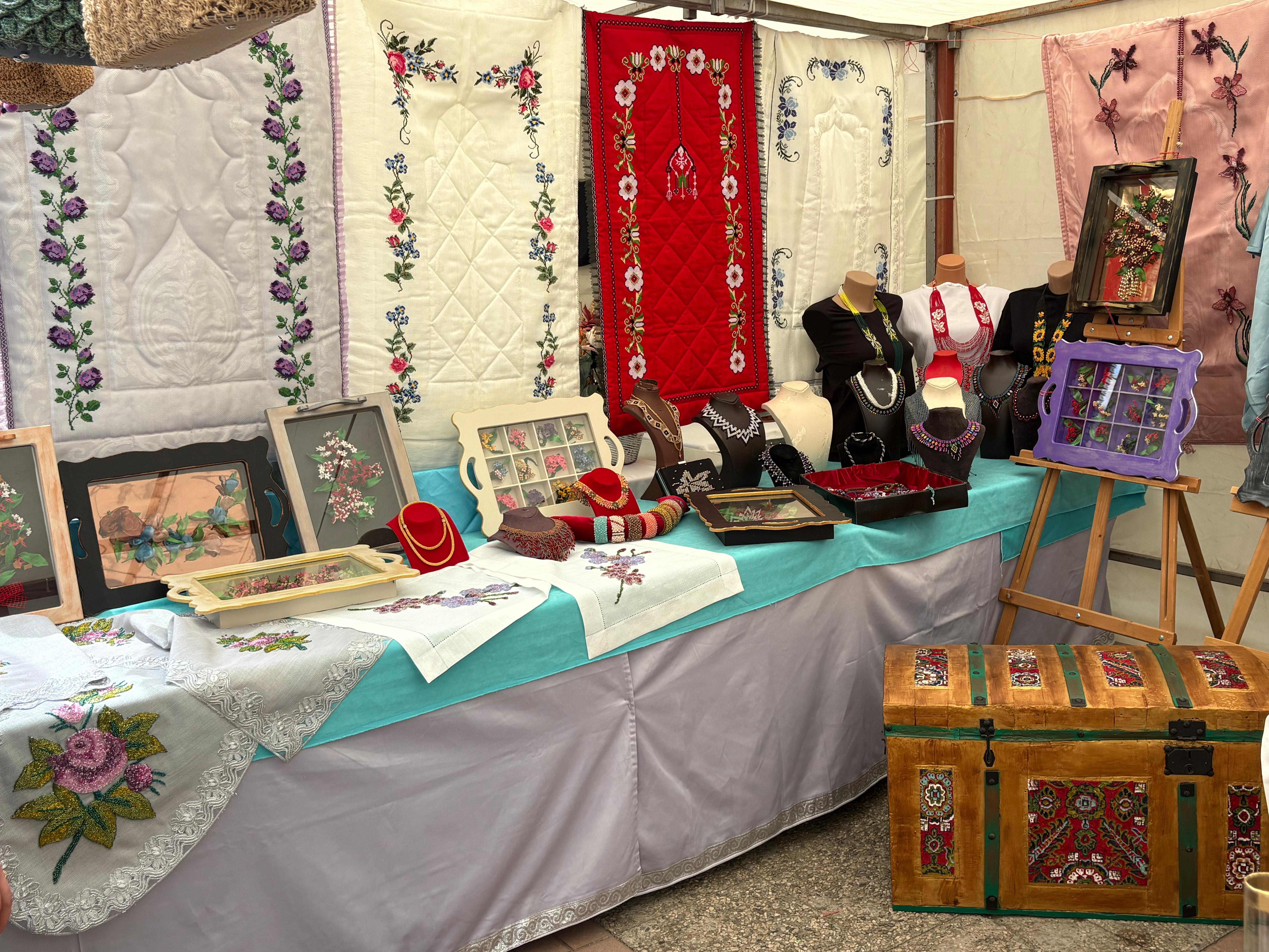 Kursiyerlerin el emeği göz nuru ürünleri sergilenmeye başlandı