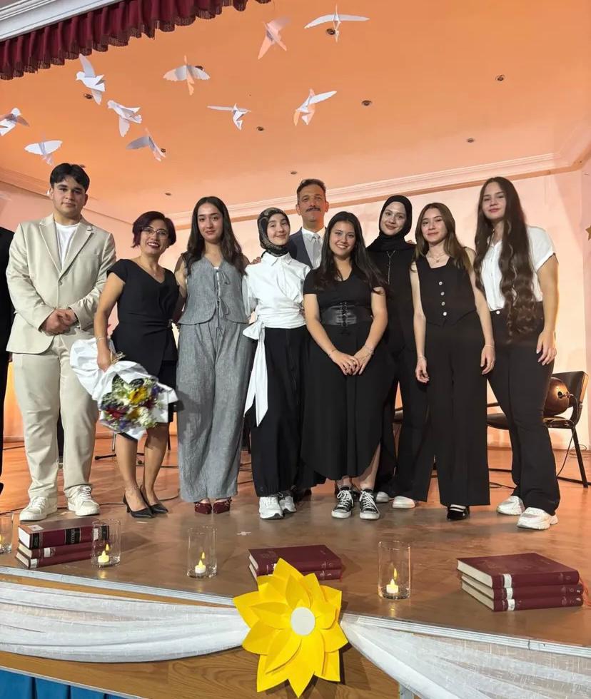 Turgutlu Lisesi’nde Şiir ve Müzik Ziyafeti: Dinleti Büyük Beğeni Topladı