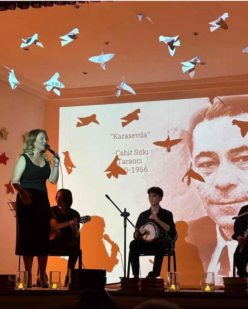 Turgutlu Lisesi’nde Şiir ve Müzik Ziyafeti: Dinleti Büyük Beğeni Topladı