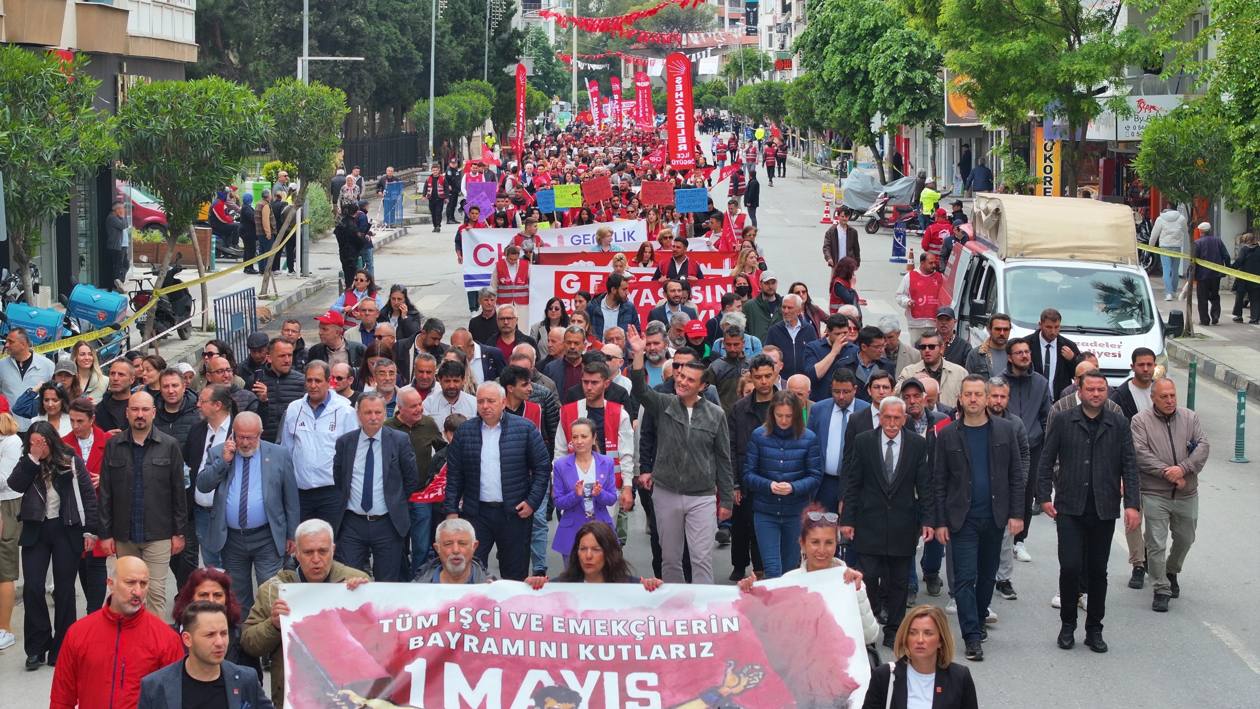 Başkan Zeyrek 1 Mayıs’ta emekçilerle omuz omuza yürüdü