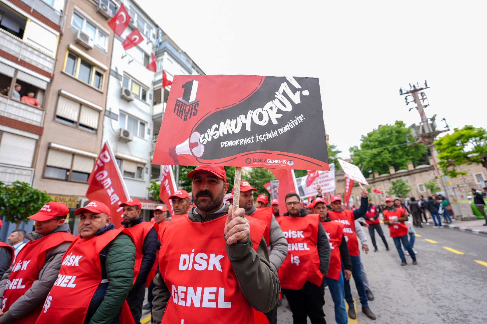 Başkan Zeyrek 1 Mayıs’ta emekçilerle omuz omuza yürüdü