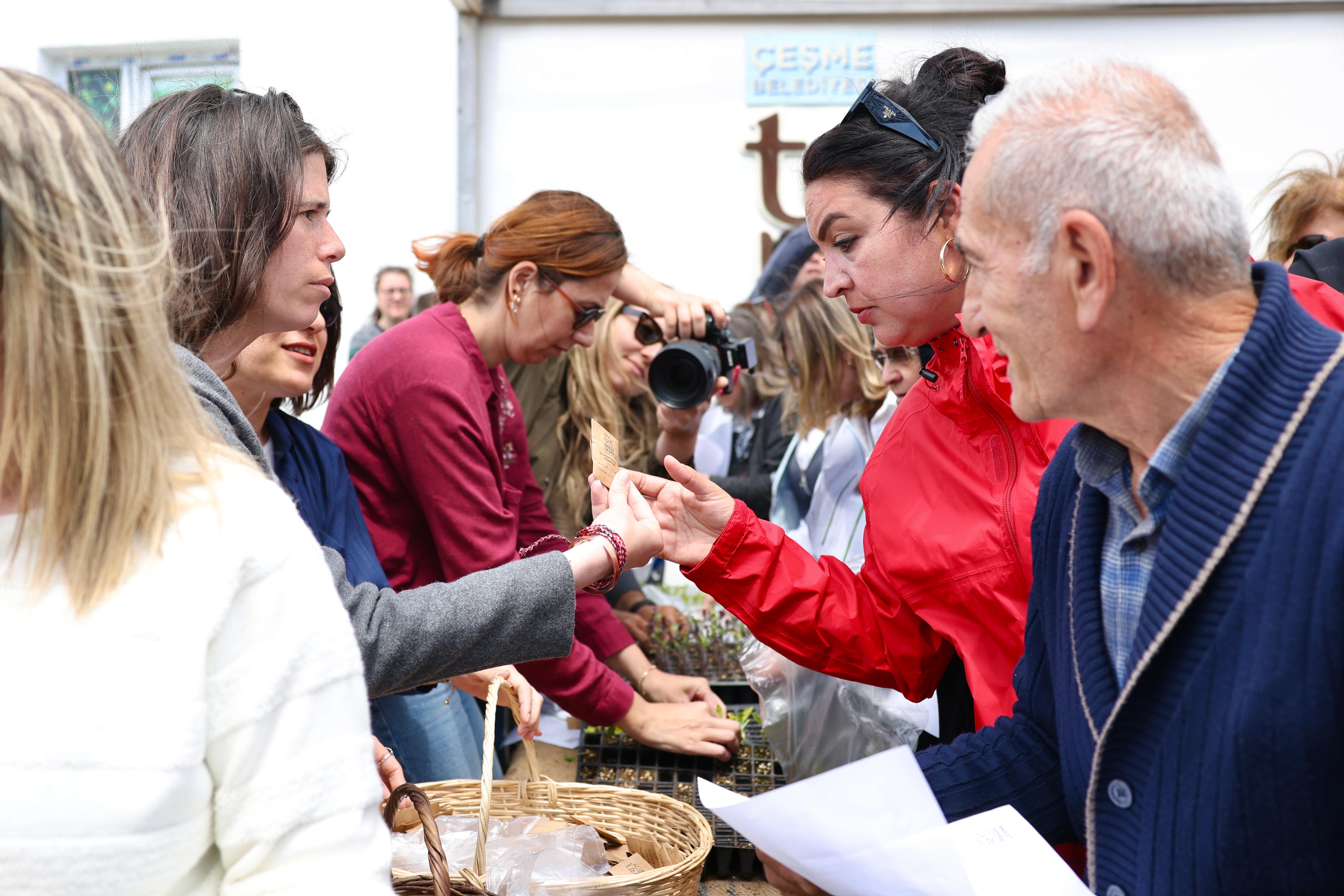 Çeşme Belediyesi’nden üreticiye 65 bin fide desteği