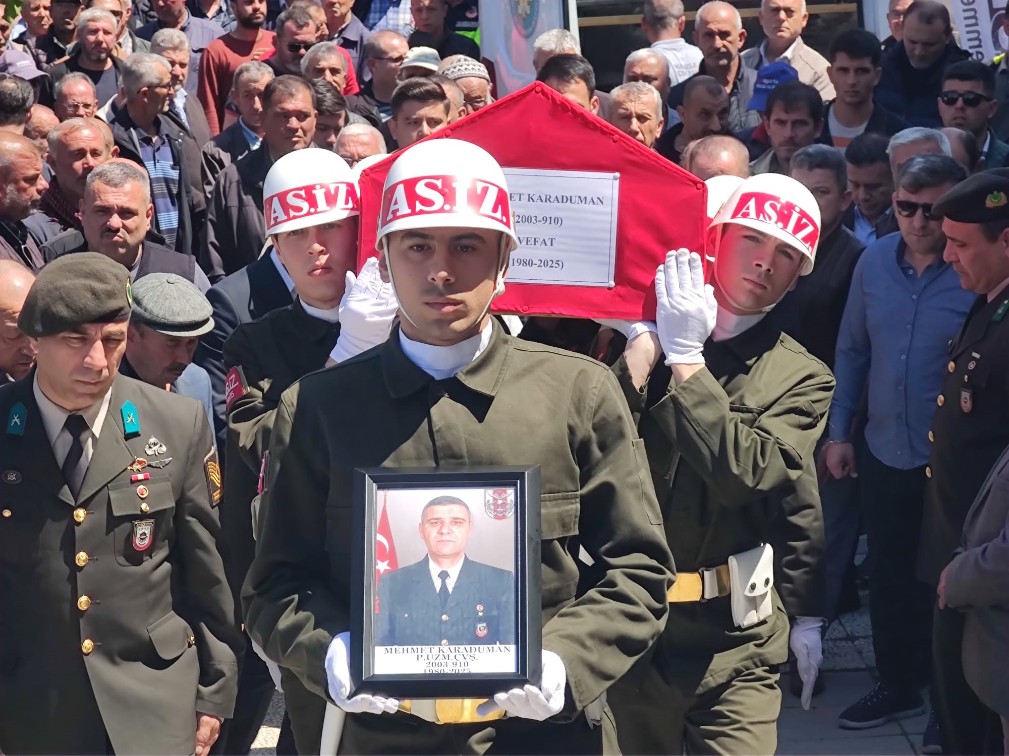 Şırnak'ta kalp krizi sonucu vefat eden uzman çavuş Manisa'da son yolculuğuna uğurlandı