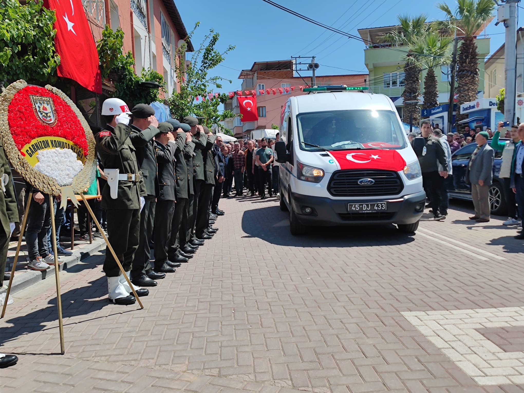 Şırnak'ta kalp krizi sonucu vefat eden uzman çavuş Manisa'da son yolculuğuna uğurlandı