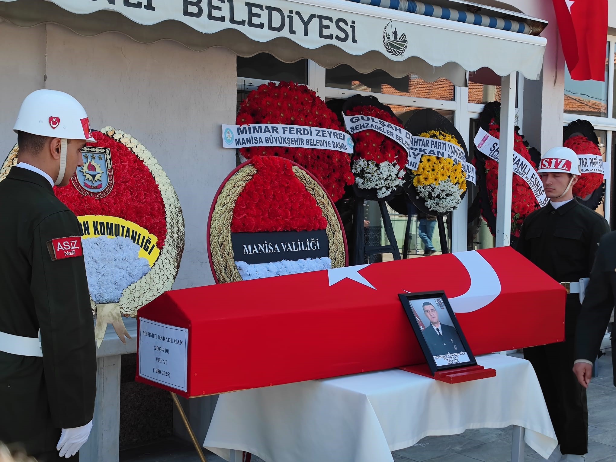 Şırnak'ta kalp krizi sonucu vefat eden uzman çavuş Manisa'da son yolculuğuna uğurlandı