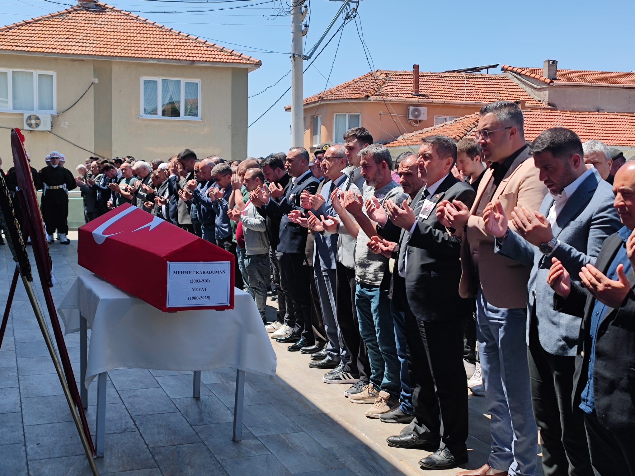 Şırnak'ta kalp krizi sonucu vefat eden uzman çavuş Manisa'da son yolculuğuna uğurlandı