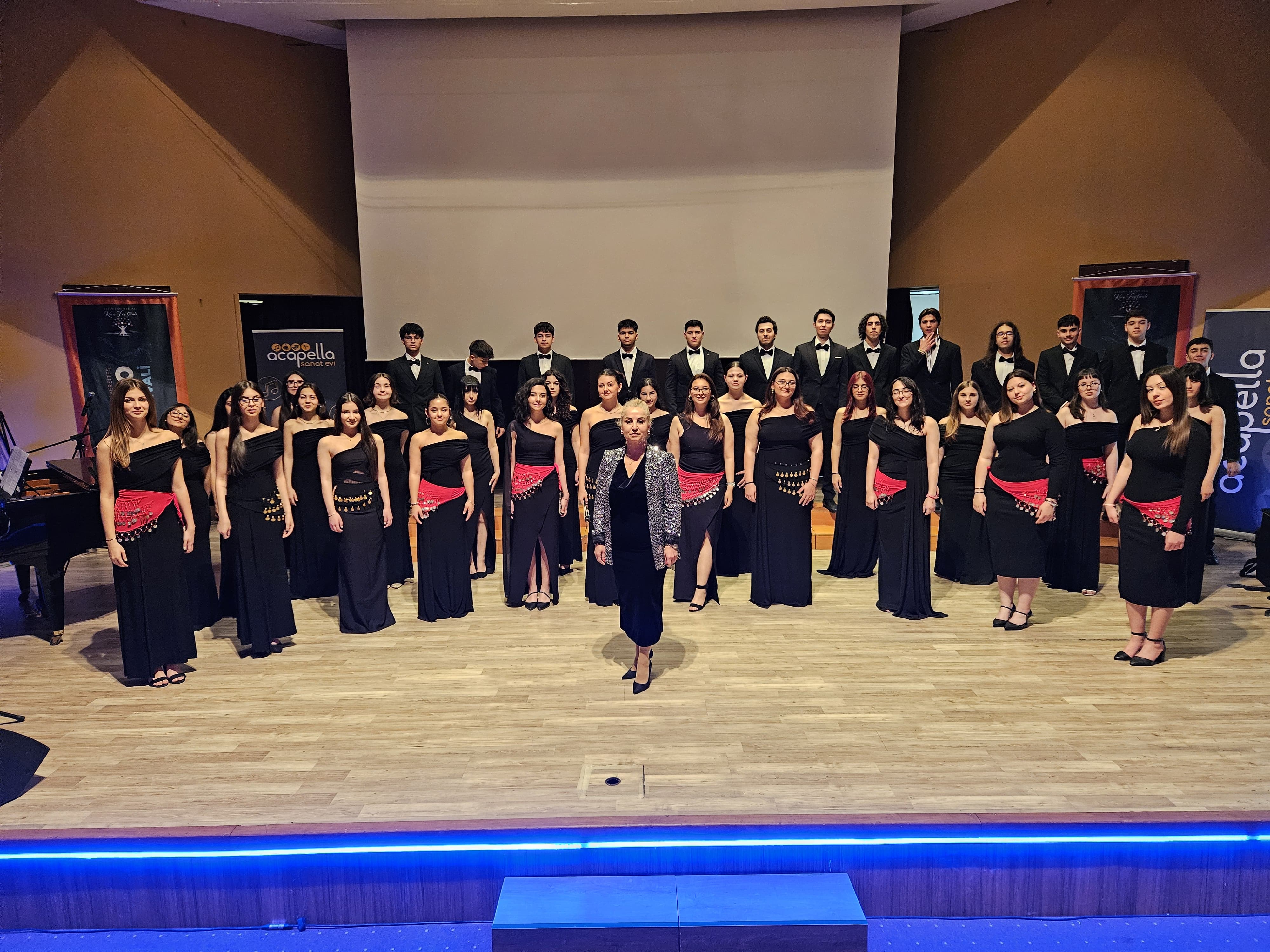 Büyükşehir Çok Sesli Gençlik Korosu Antalya'da ödül aldı