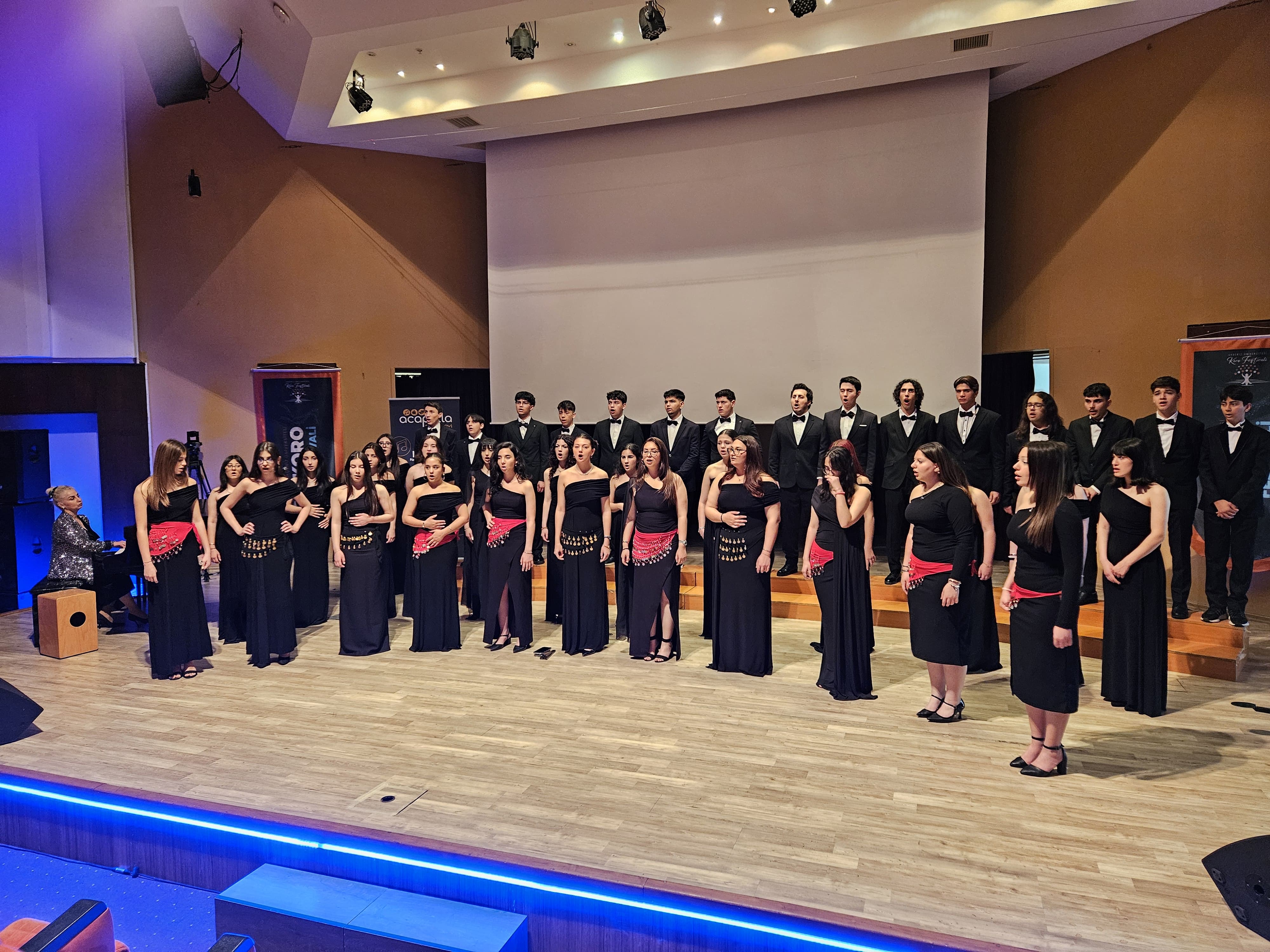 Büyükşehir Çok Sesli Gençlik Korosu Antalya'da ödül aldı