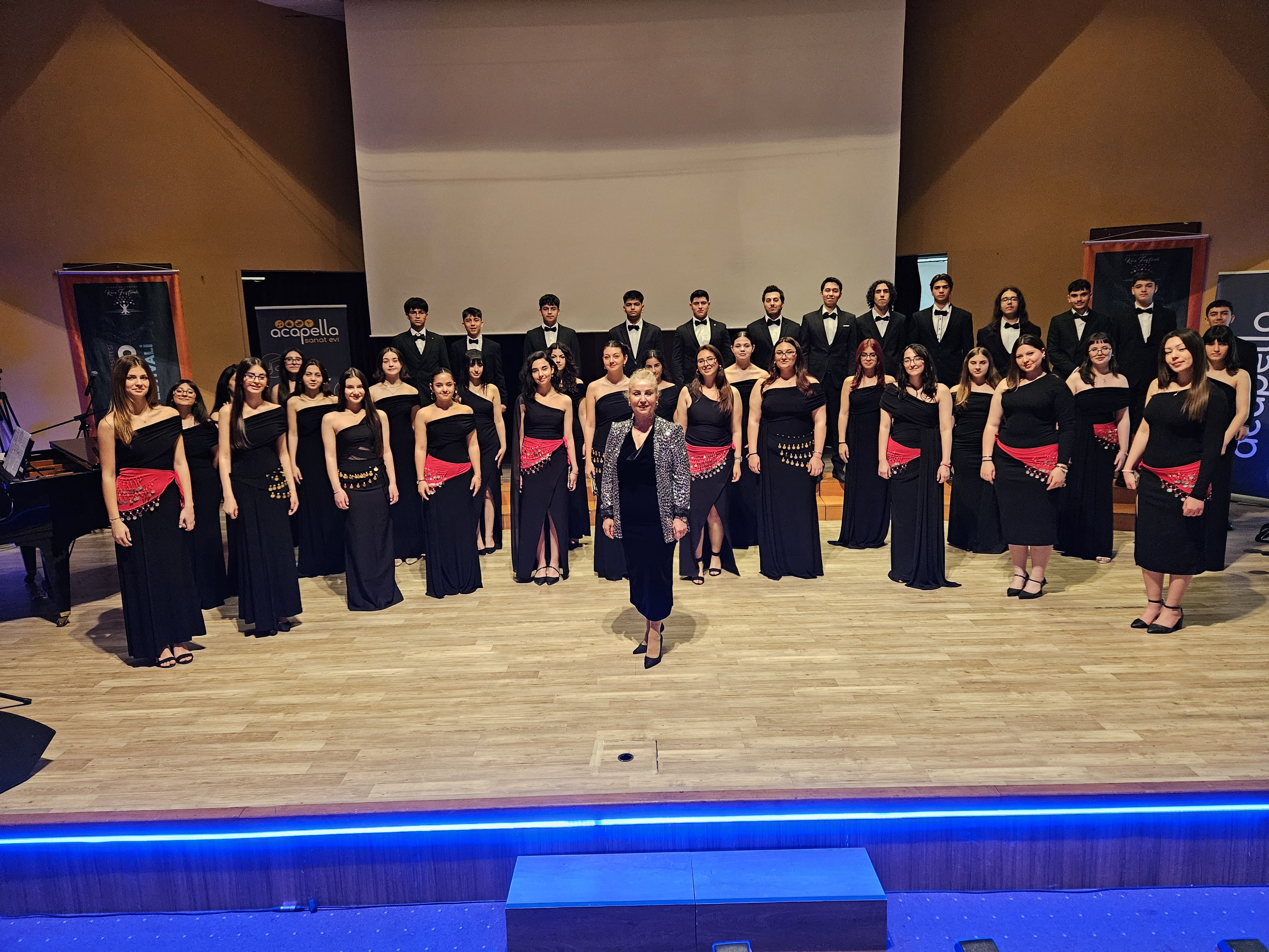 Büyükşehir Çok Sesli Gençlik Korosu Antalya'da ödül aldı