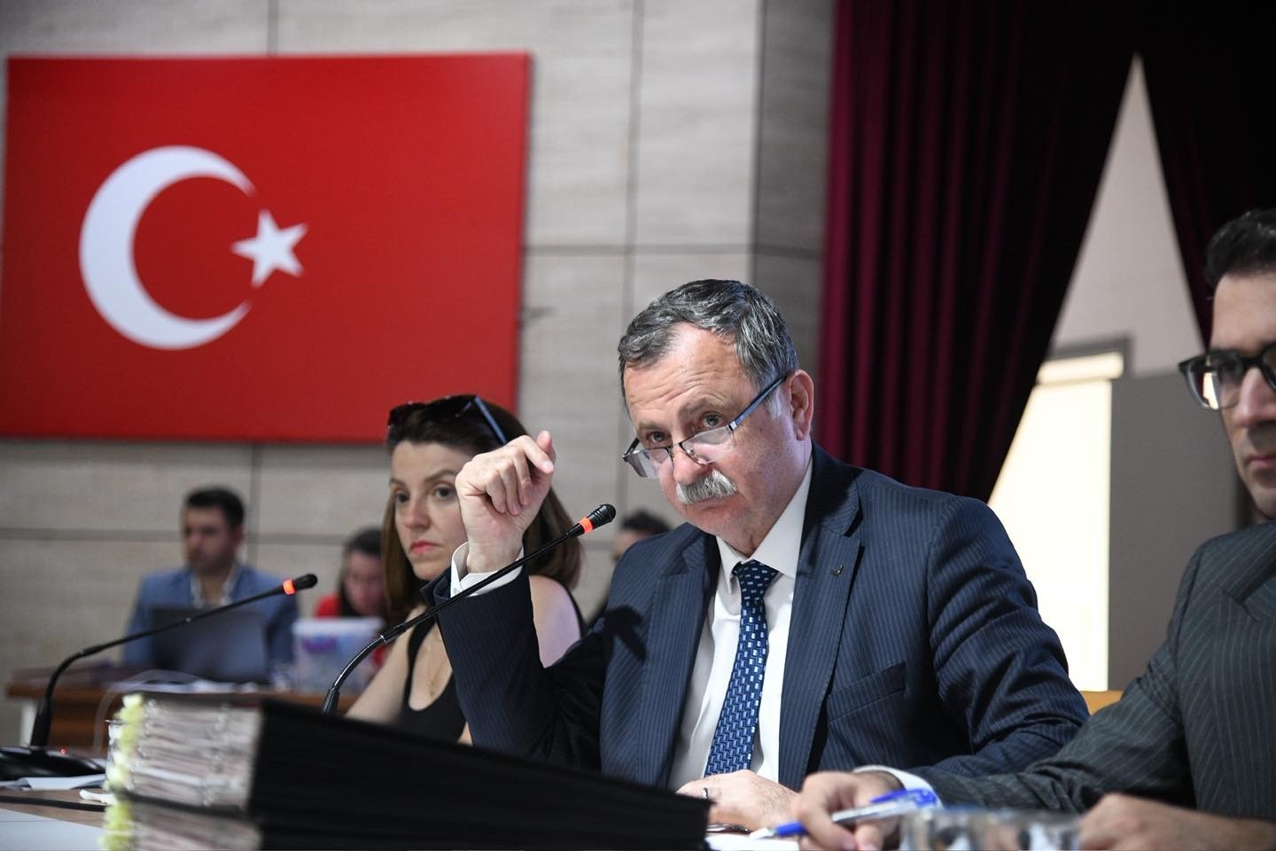 Yunusemre Belediye Meclisi’nden Özgür Özel’e yapılan saldırıya kınama