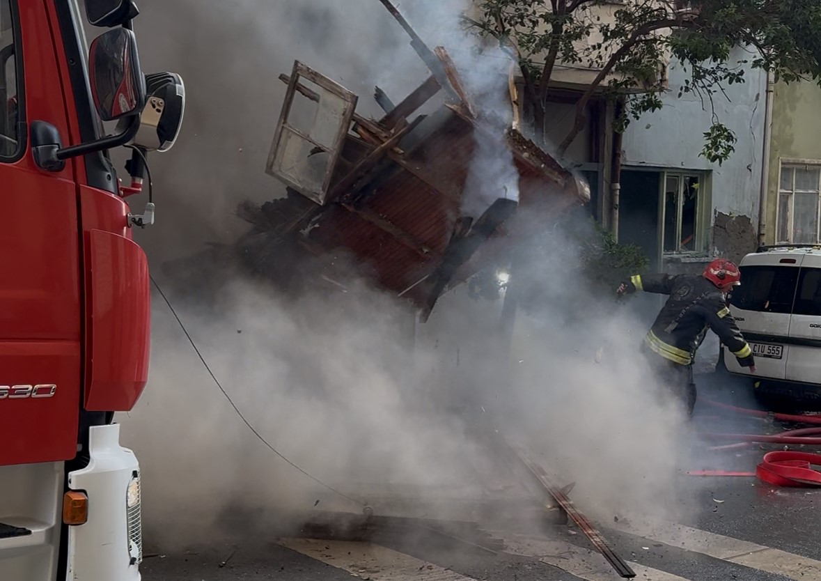 Kocaeli'de 2 ev alev alev yandı: Yanan ahşap ev duvarı 2 itfaiye erinin üzerine düştü