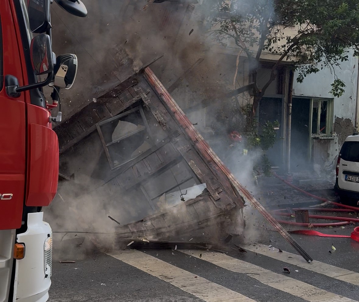 Kocaeli'de 2 ev alev alev yandı: Yanan ahşap ev duvarı 2 itfaiye erinin üzerine düştü