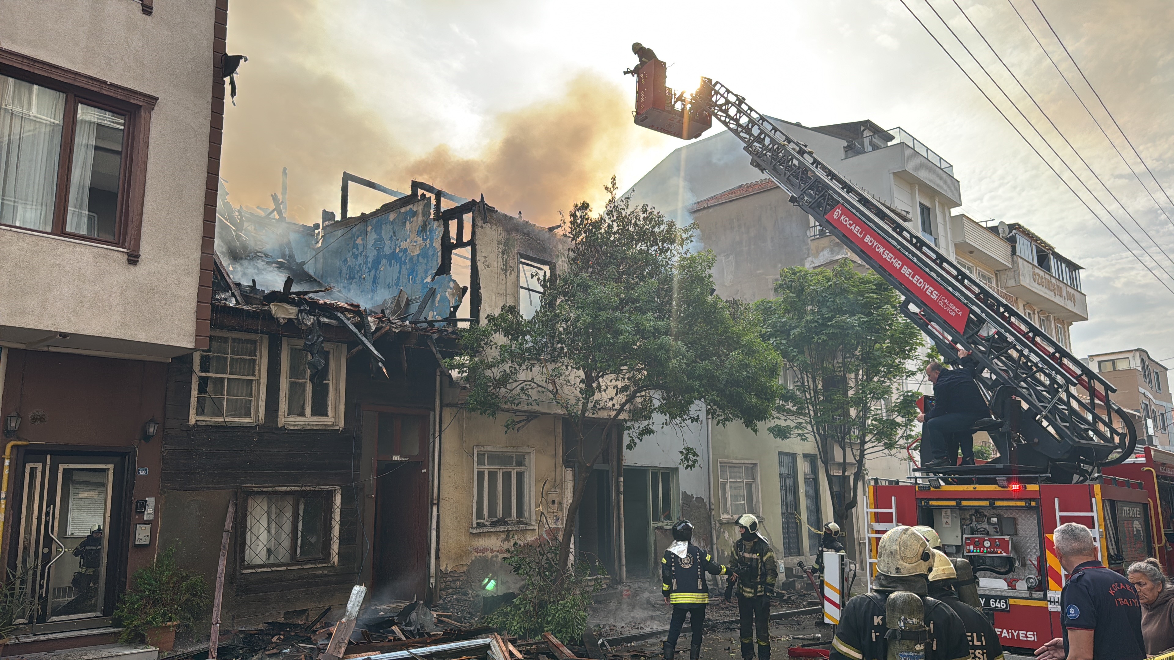 Kocaeli'de 2 ev alev alev yandı: Yanan ahşap ev duvarı 2 itfaiye erinin üzerine düştü