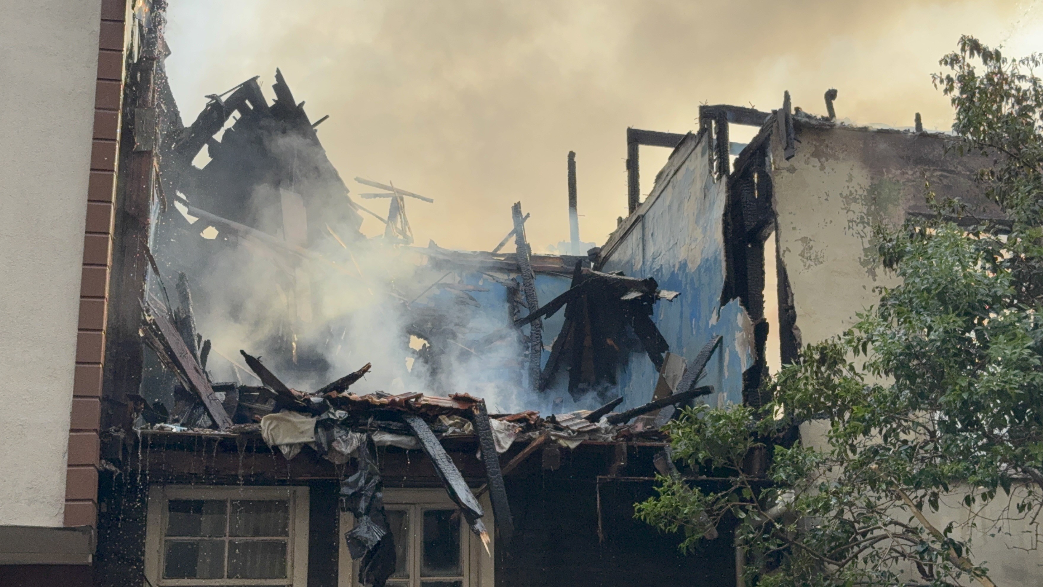 Kocaeli'de 2 ev alev alev yandı: Yanan ahşap ev duvarı 2 itfaiye erinin üzerine düştü