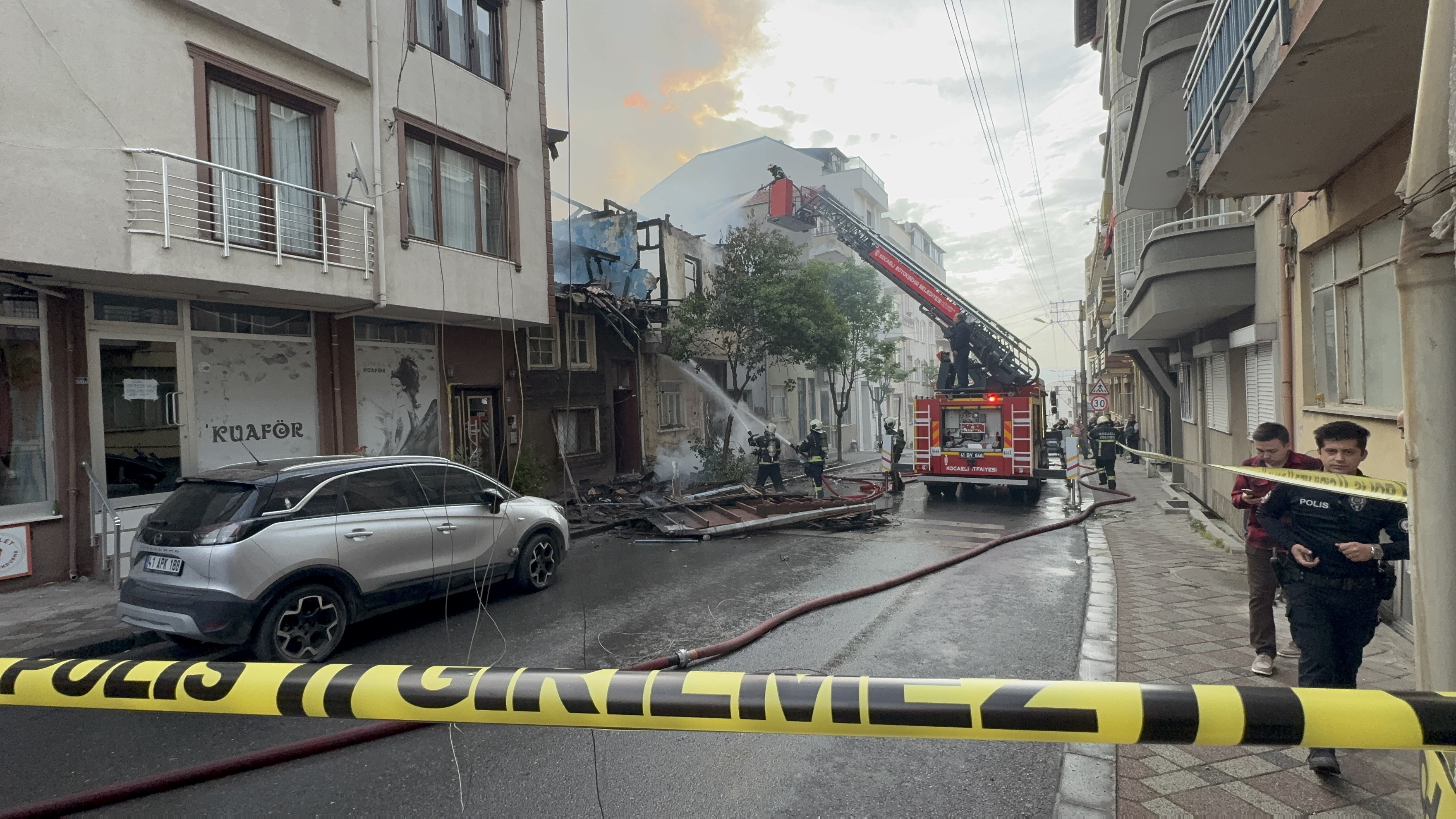 Kocaeli'de 2 ev alev alev yandı: Yanan ahşap ev duvarı 2 itfaiye erinin üzerine düştü
