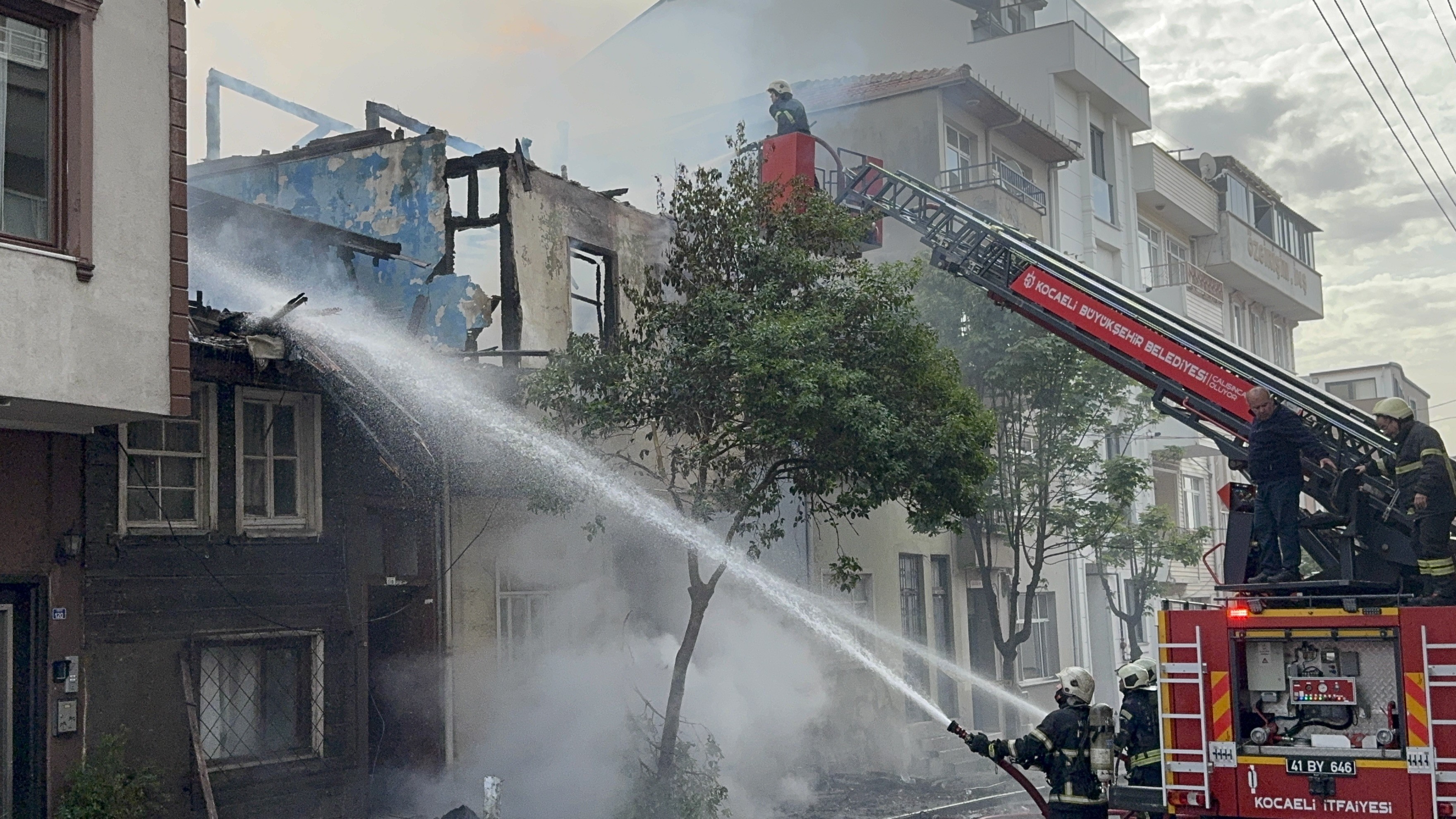 Kocaeli'de 2 ev alev alev yandı: Yanan ahşap ev duvarı 2 itfaiye erinin üzerine düştü