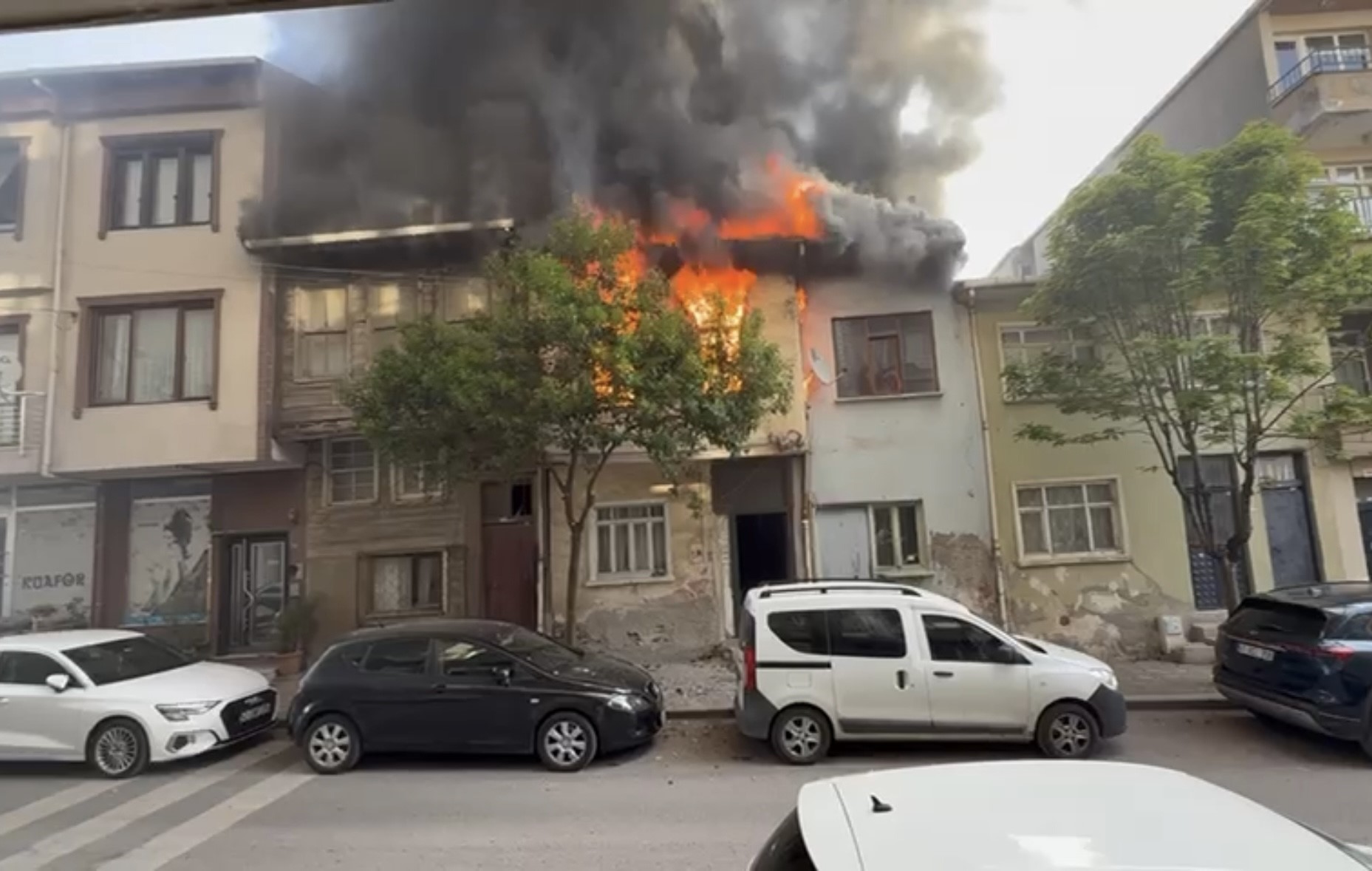 Kocaeli'de 2 ev alev alev yandı: Yanan ahşap ev duvarı 2 itfaiye erinin üzerine düştü