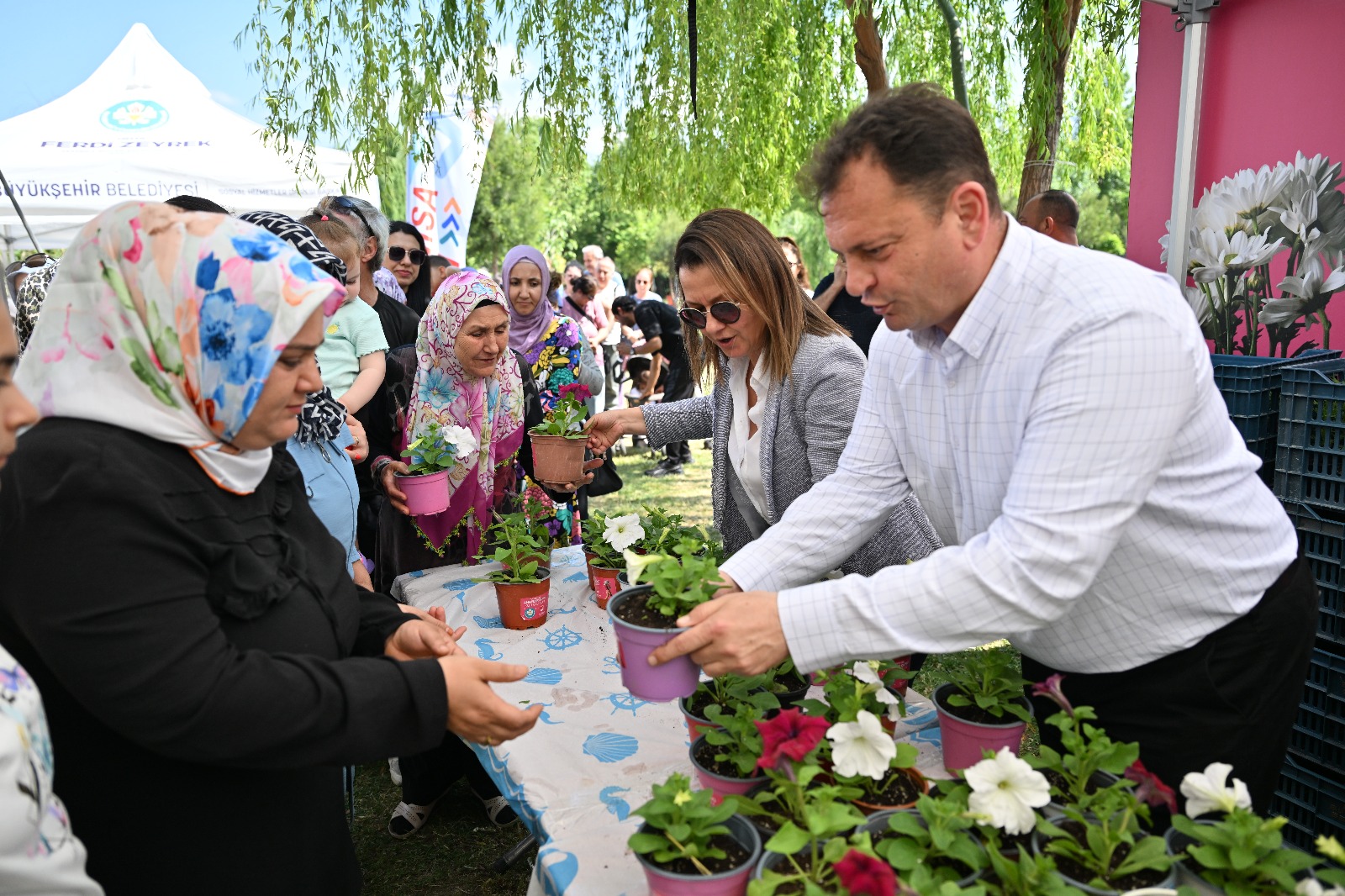 Büyükşehir Anneler Günü’nde binlerce çiçek dağıttı