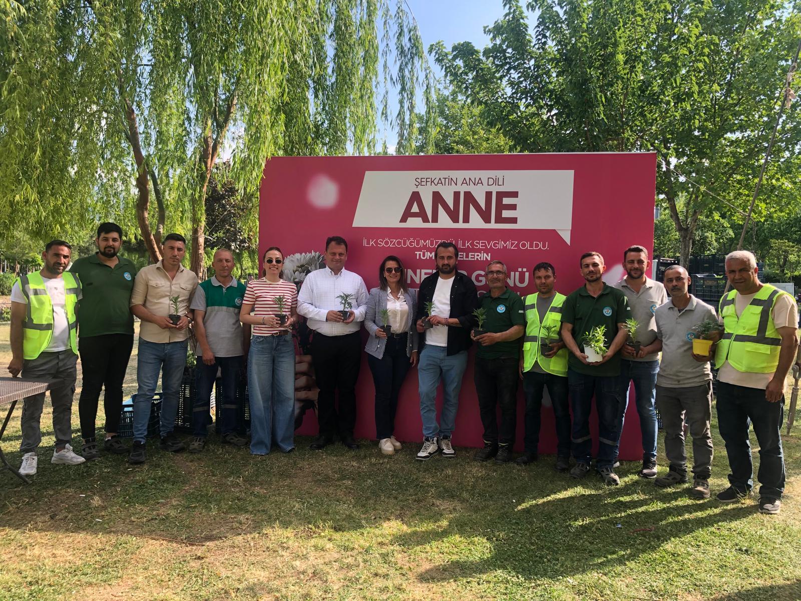 Büyükşehir Anneler Günü’nde binlerce çiçek dağıttı