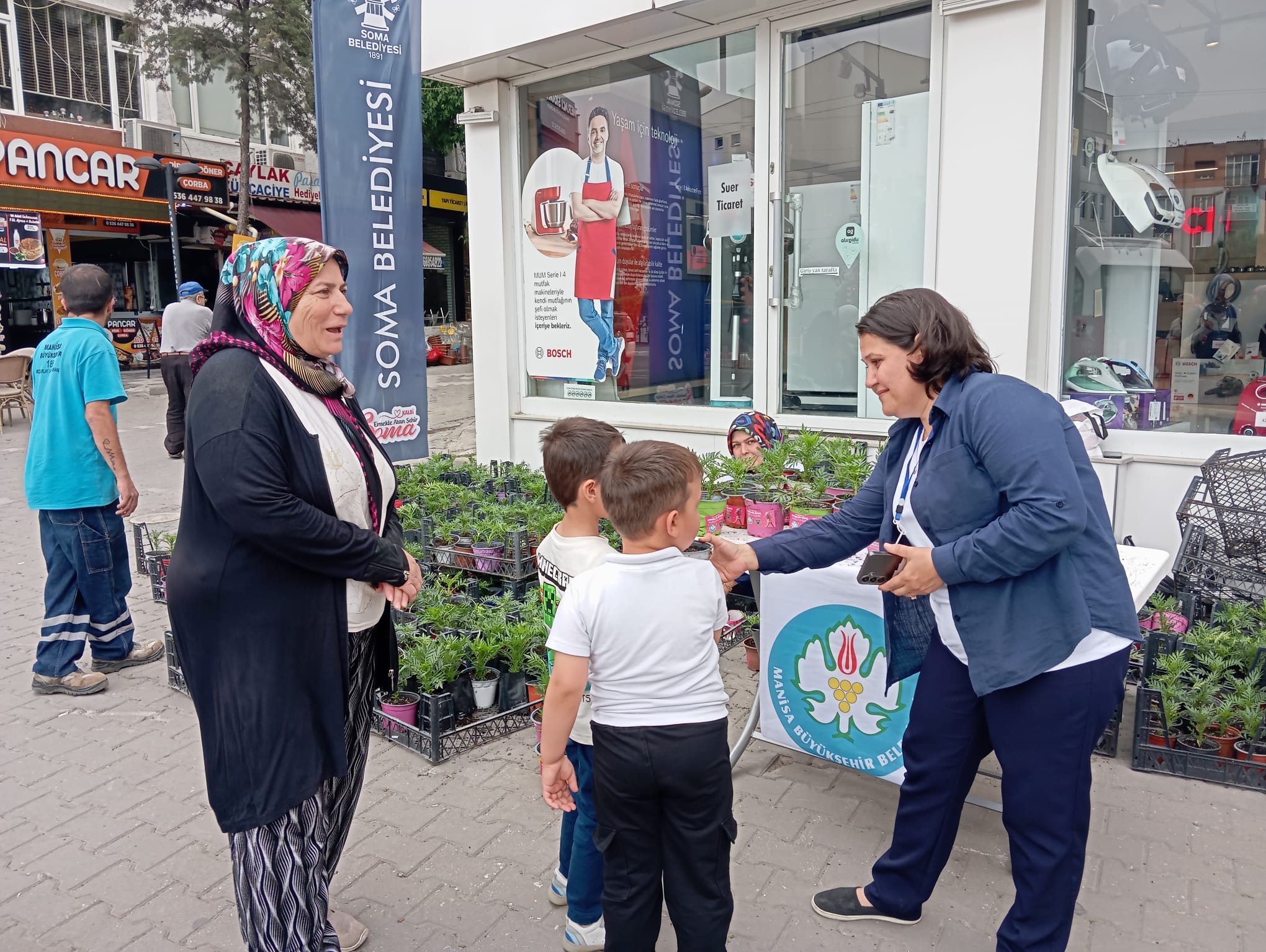 Büyükşehir Anneler Günü’nde binlerce çiçek dağıttı