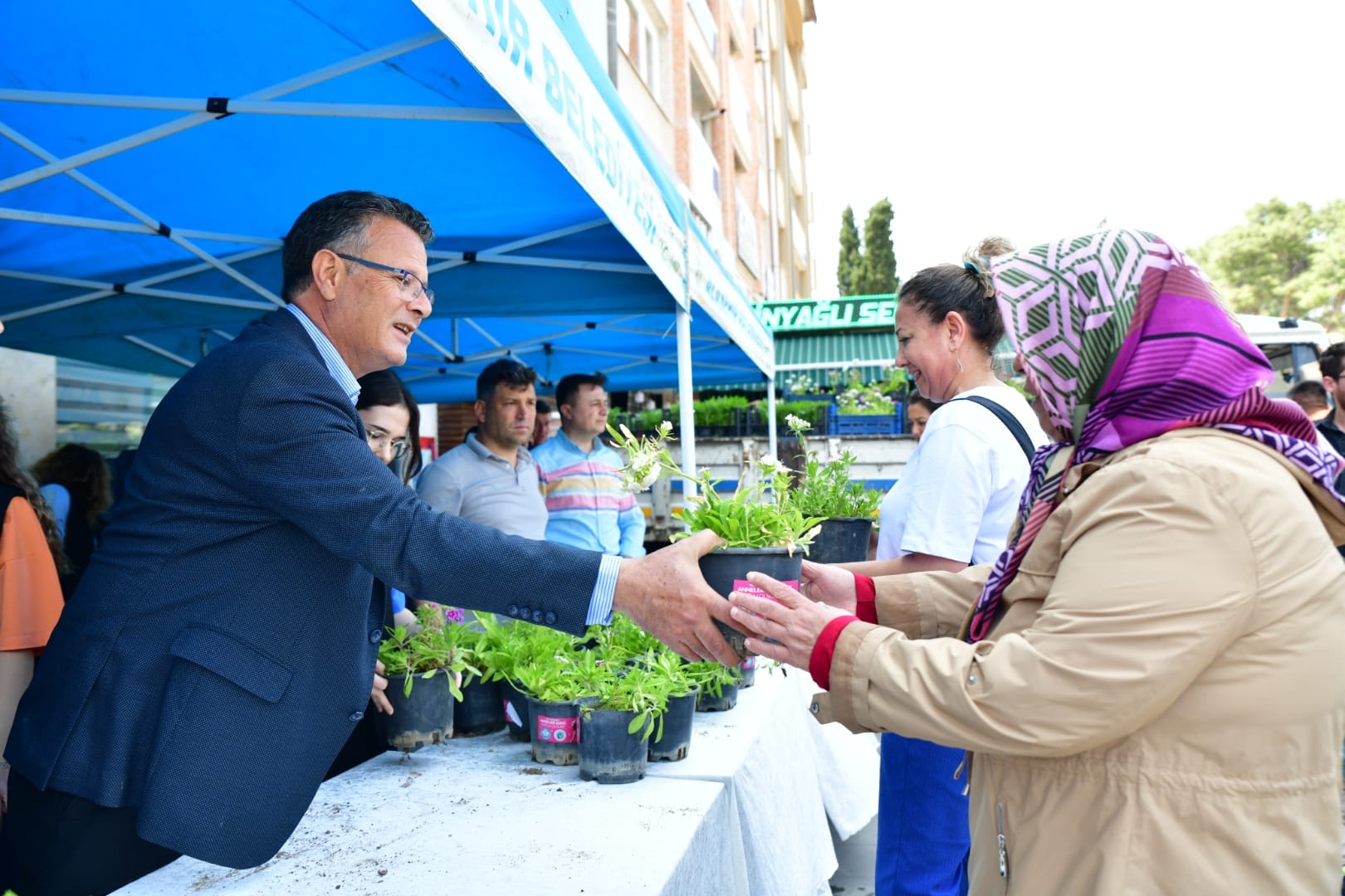 Büyükşehir Anneler Günü’nde binlerce çiçek dağıttı