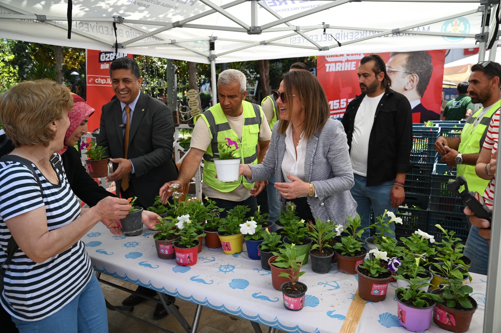 Büyükşehir Anneler Günü’nde binlerce çiçek dağıttı