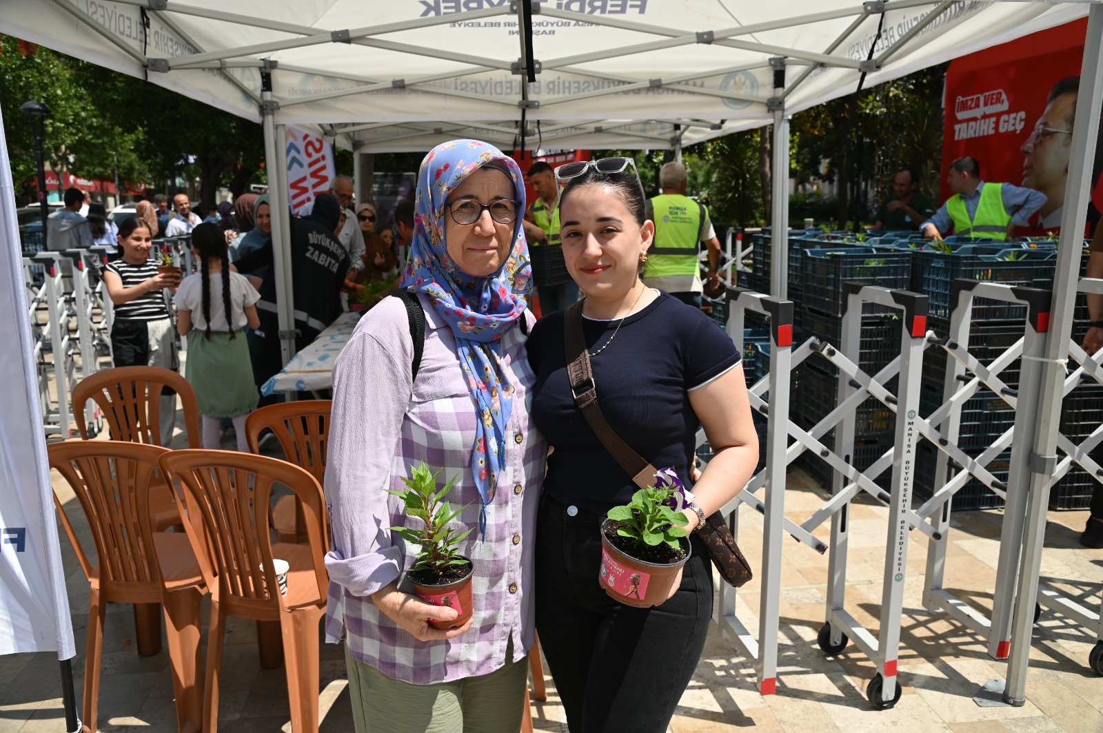 Büyükşehir Anneler Günü’nde binlerce çiçek dağıttı