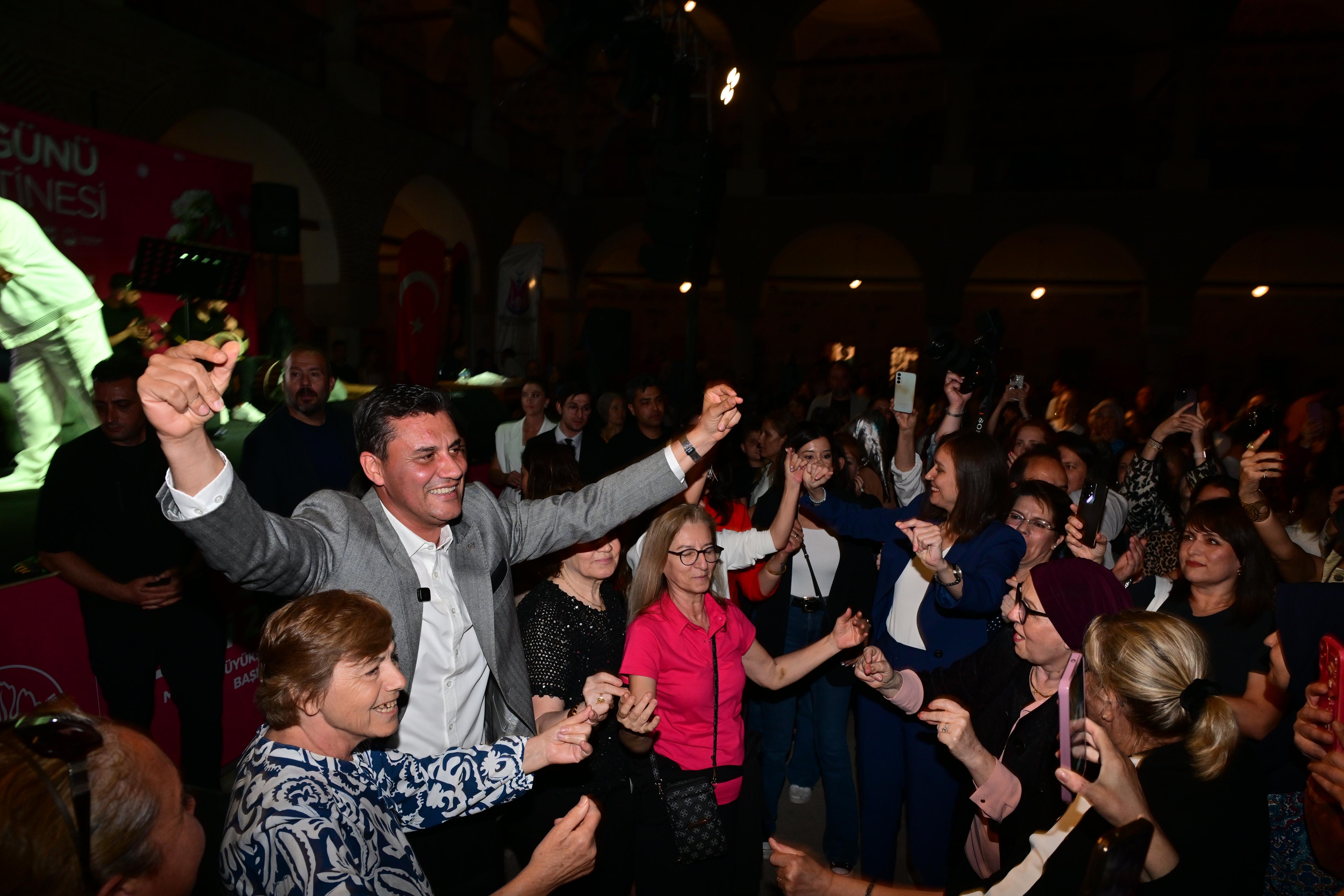 Manisalı kadınlar Anneler Günü’nde Bahar Matinesi ile eğlendi