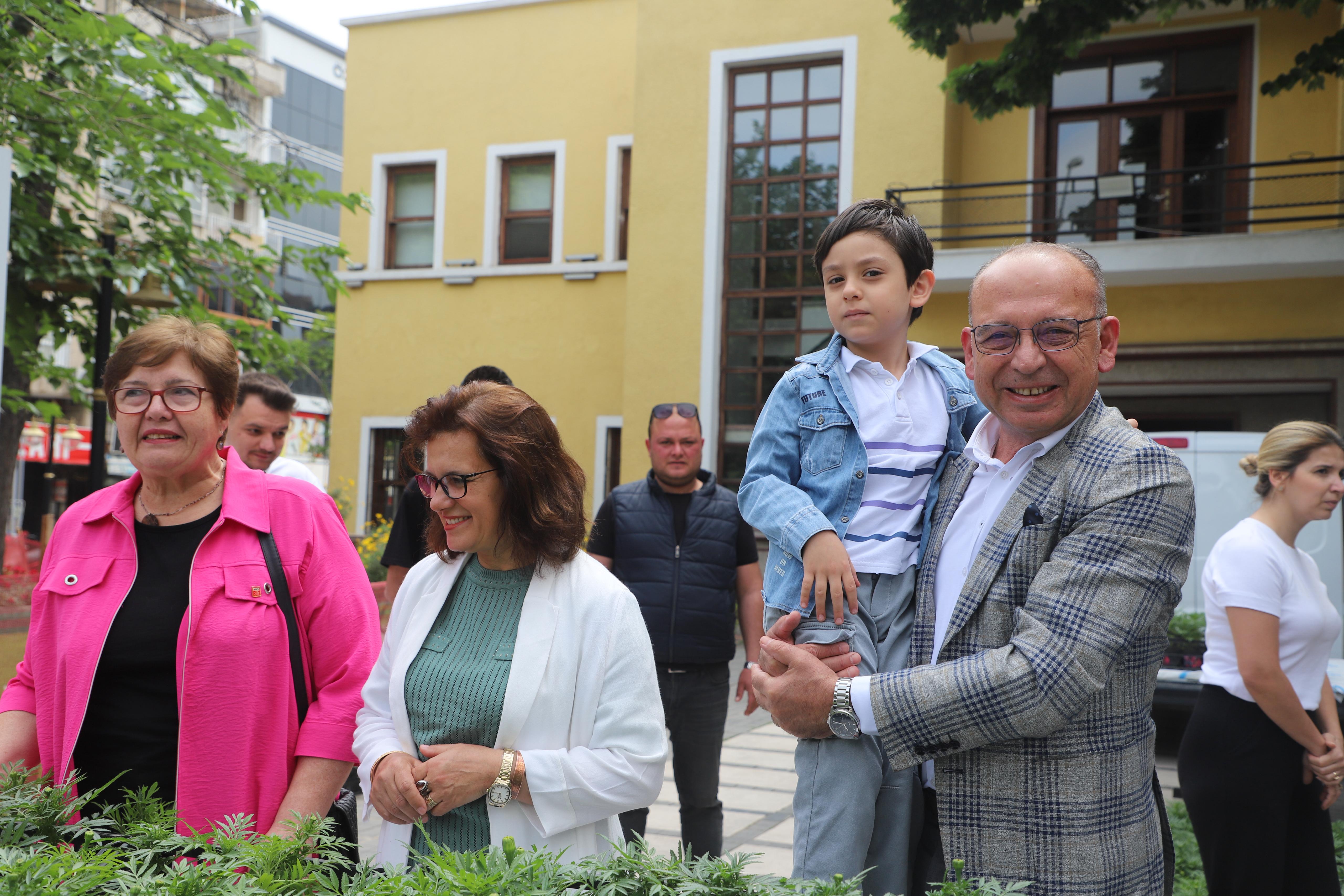 Turgutlu'da Anneler Günü dolayısıyla çiçek dağıtıldı
