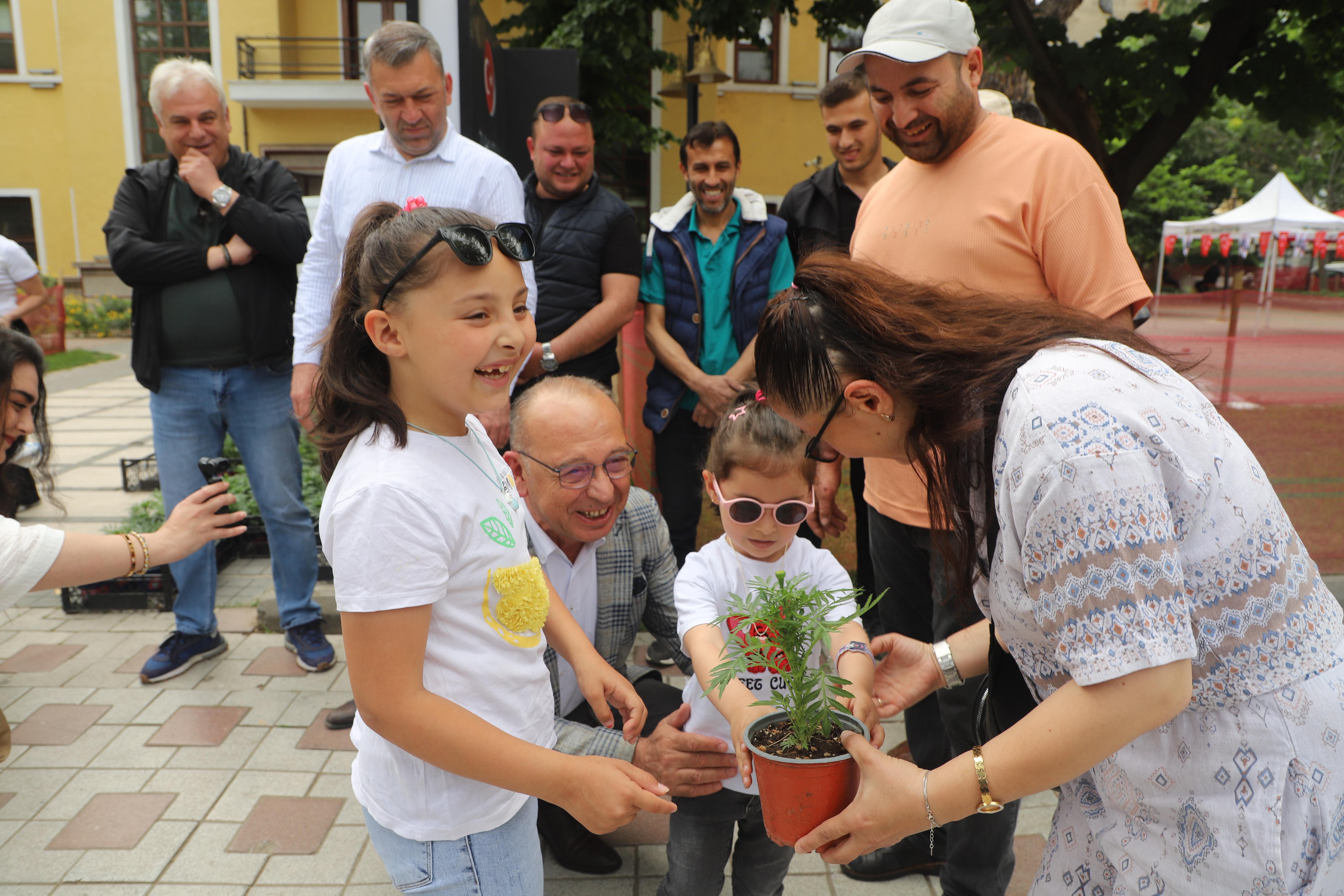 Turgutlu'da Anneler Günü dolayısıyla çiçek dağıtıldı