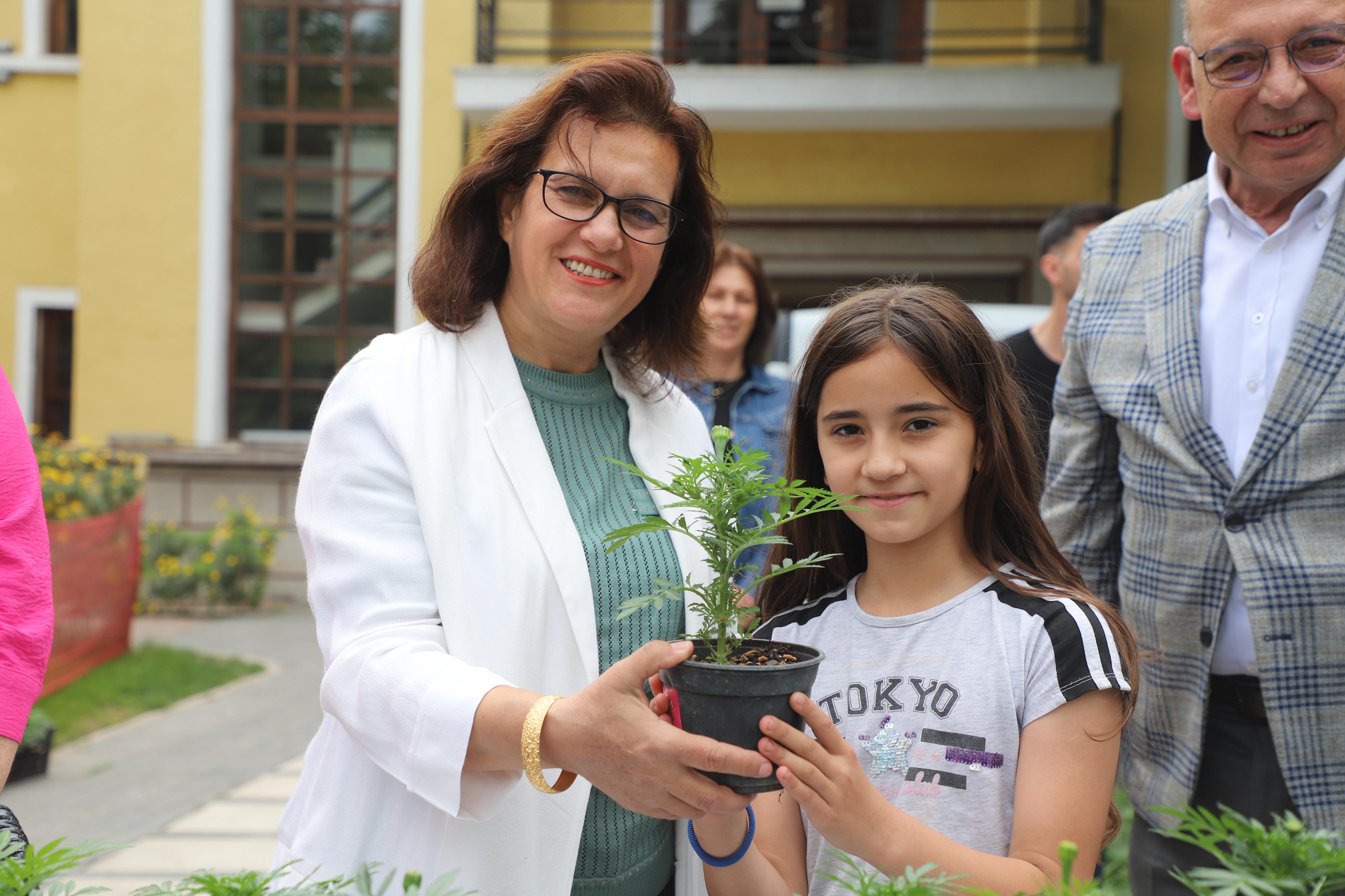 Turgutlu'da Anneler Günü dolayısıyla çiçek dağıtıldı