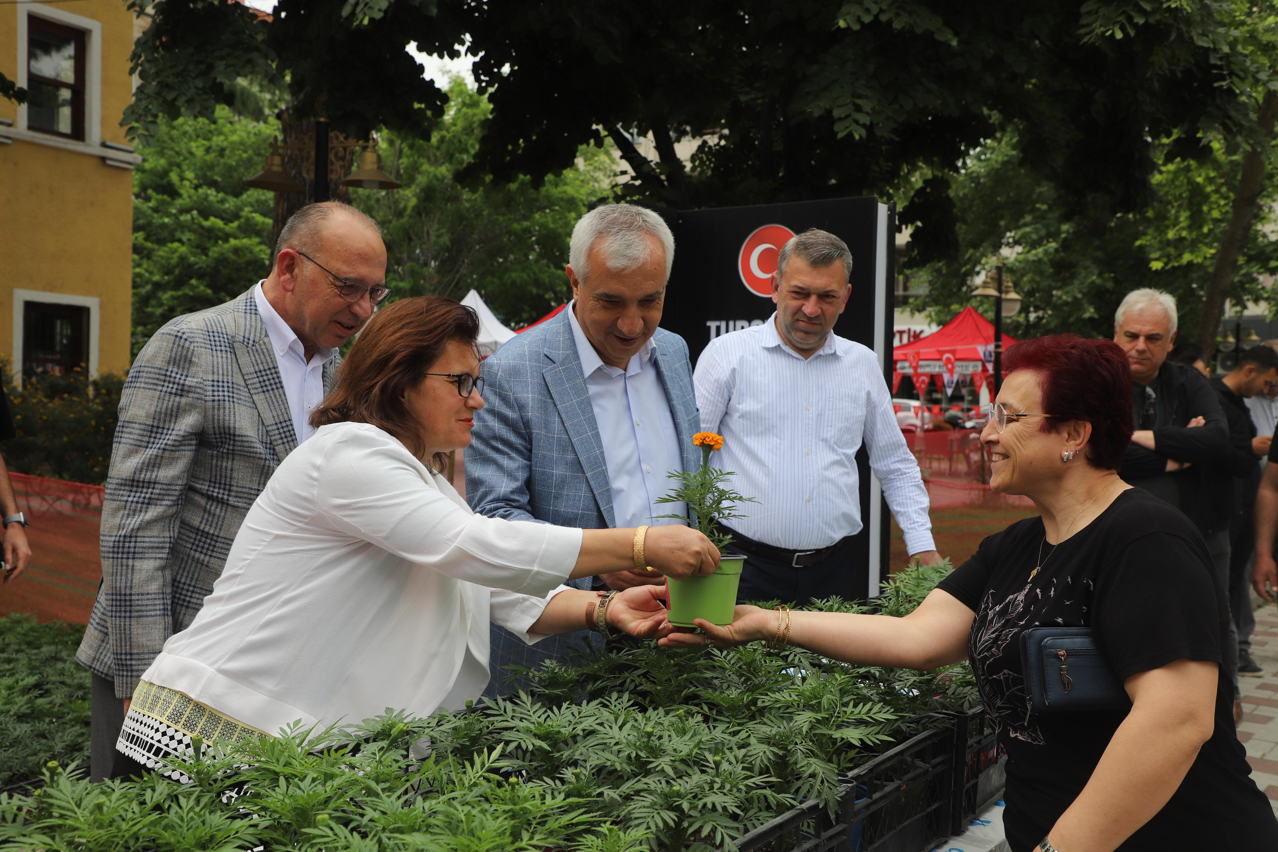 Turgutlu'da Anneler Günü dolayısıyla çiçek dağıtıldı
