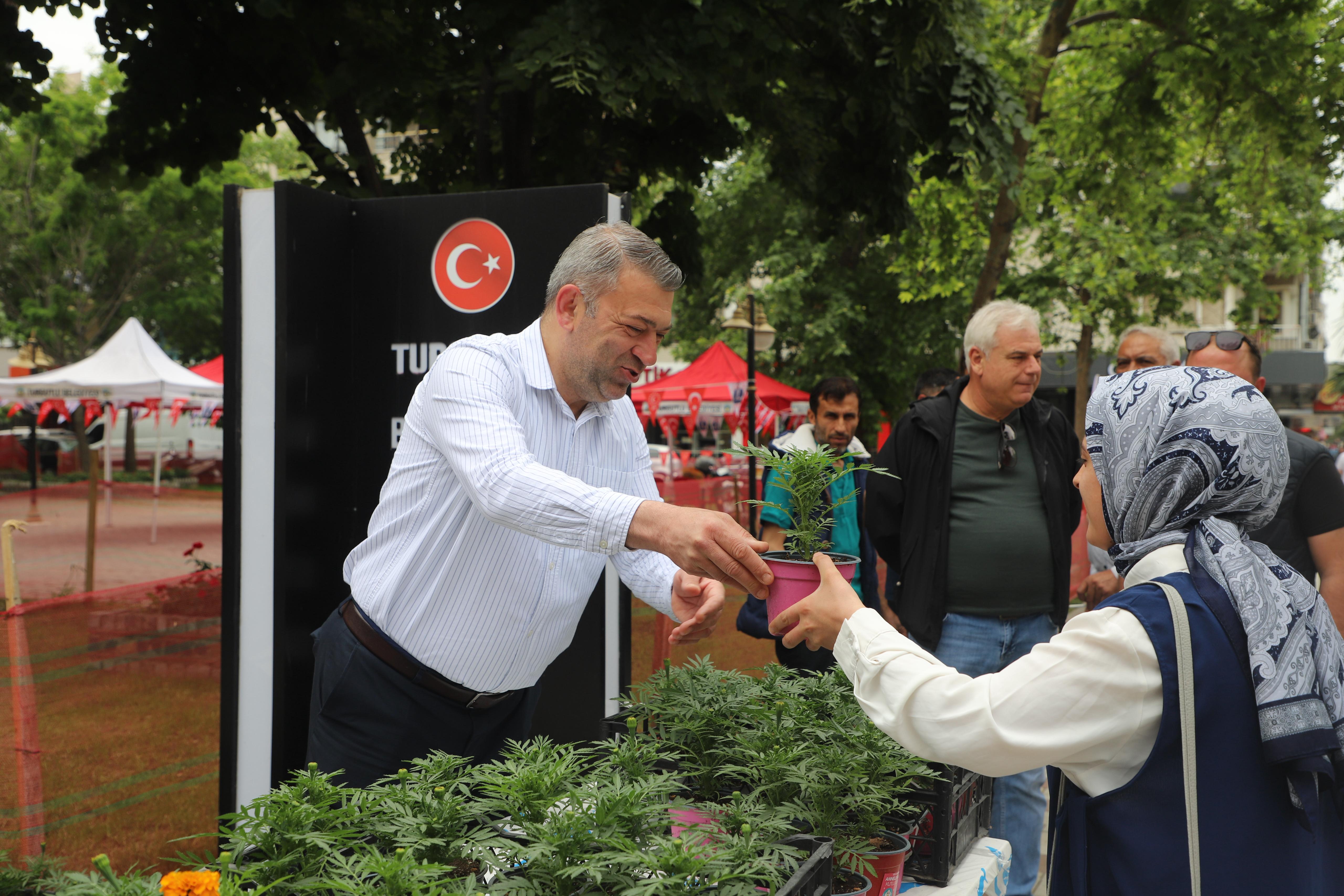 Turgutlu'da Anneler Günü dolayısıyla çiçek dağıtıldı
