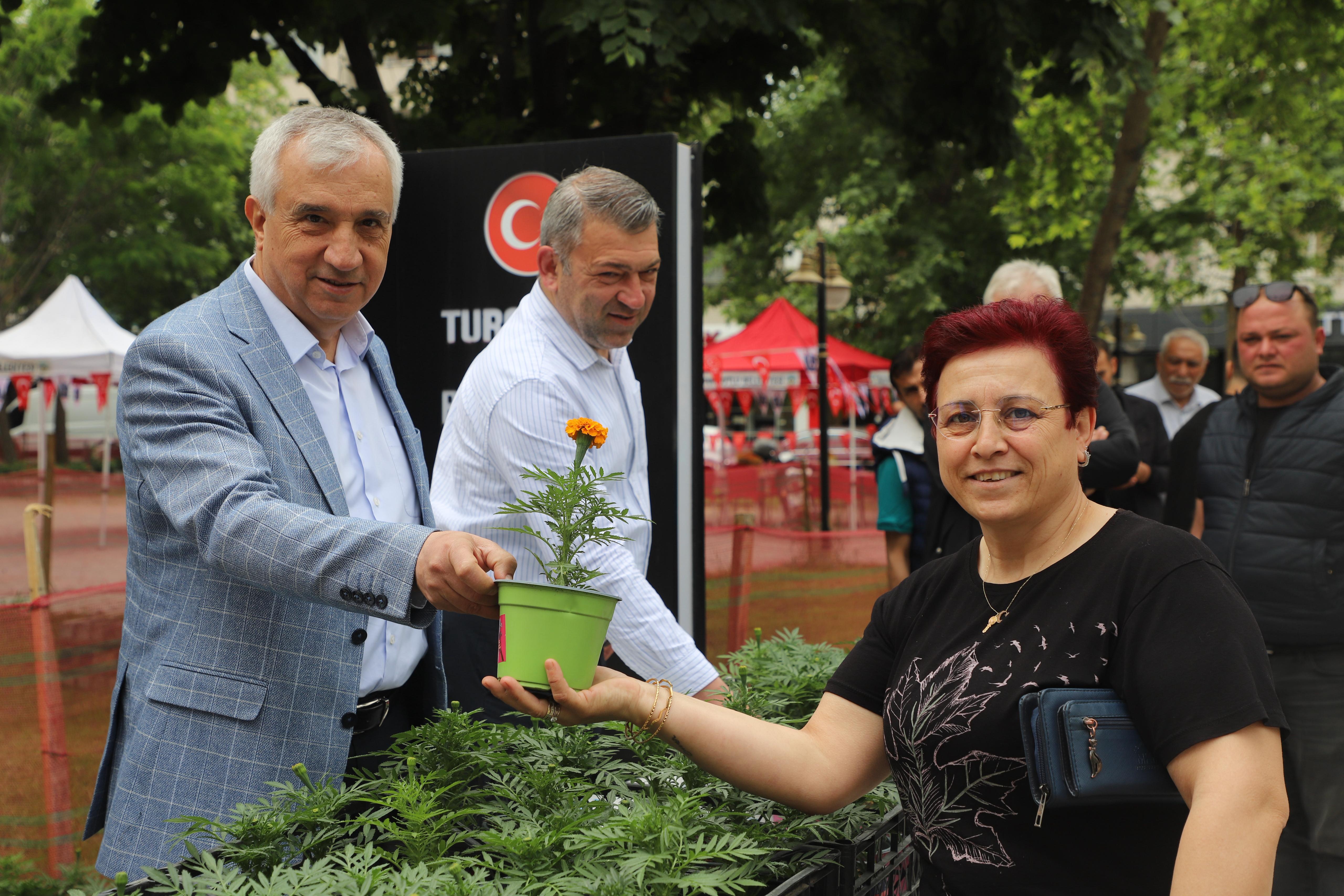 Turgutlu'da Anneler Günü dolayısıyla çiçek dağıtıldı