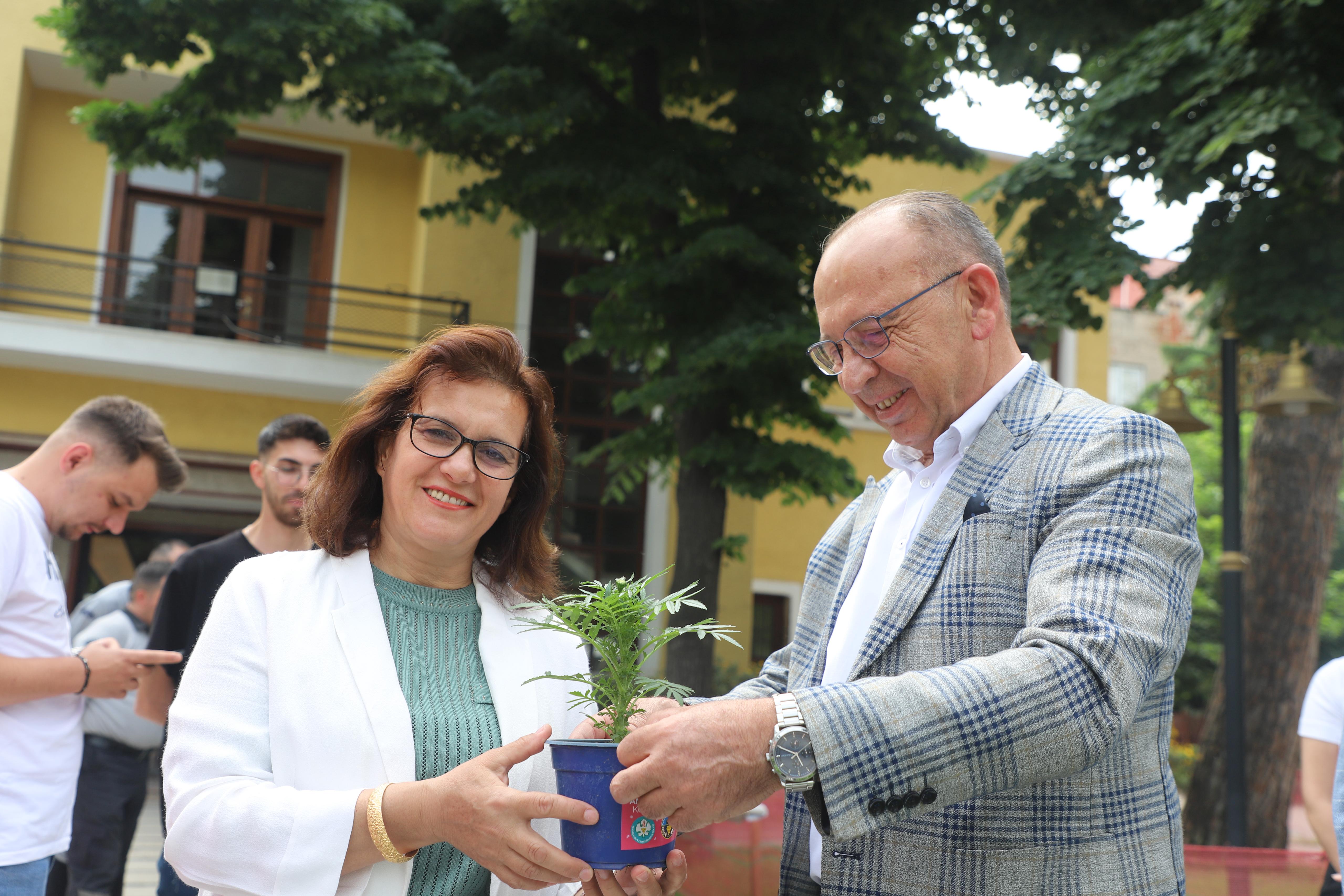 Turgutlu'da Anneler Günü dolayısıyla çiçek dağıtıldı
