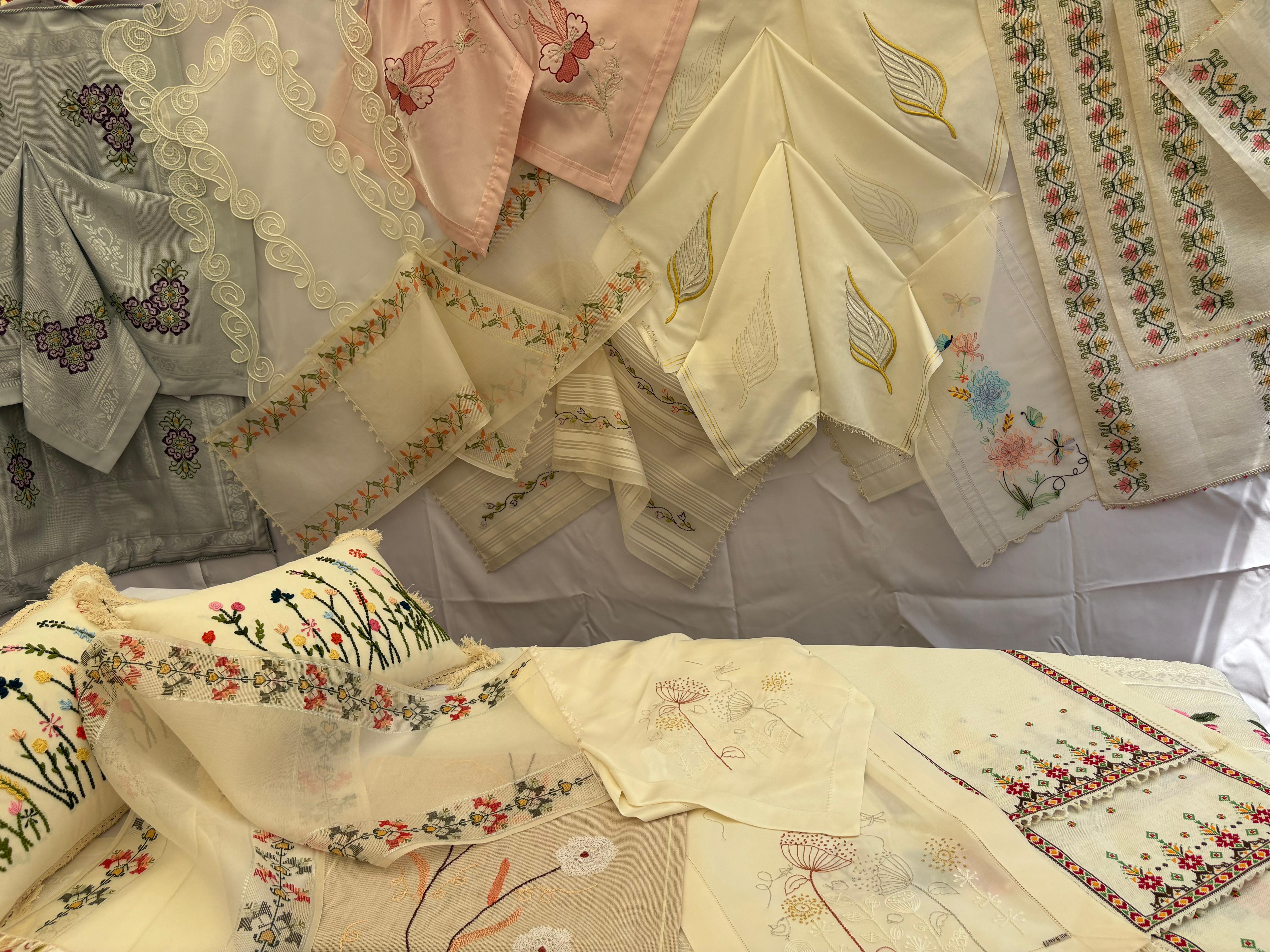 Kursiyerlerin el emeği göz nuru ürünleri sergilenmeye başlandı