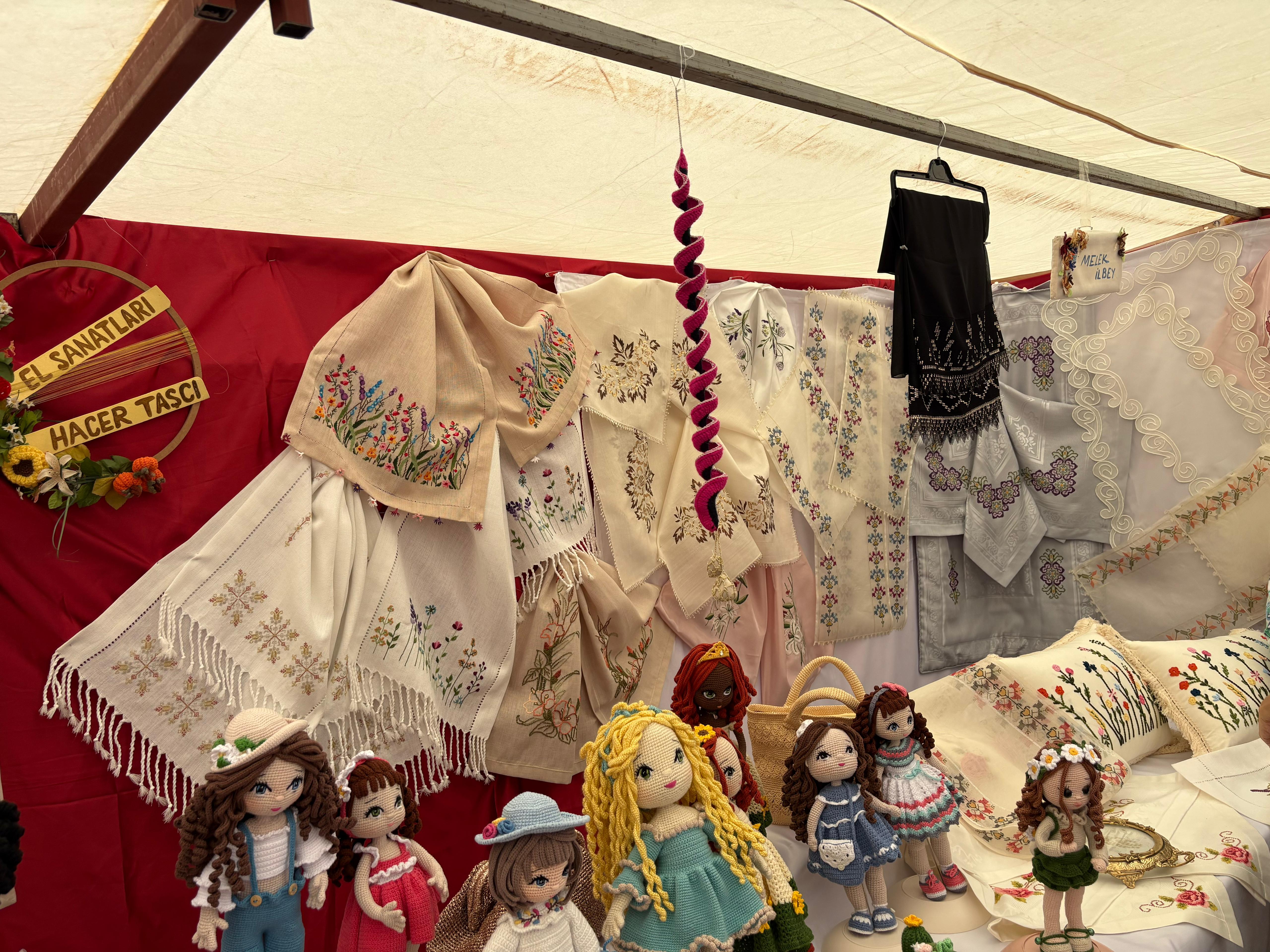 Kursiyerlerin el emeği göz nuru ürünleri sergilenmeye başlandı